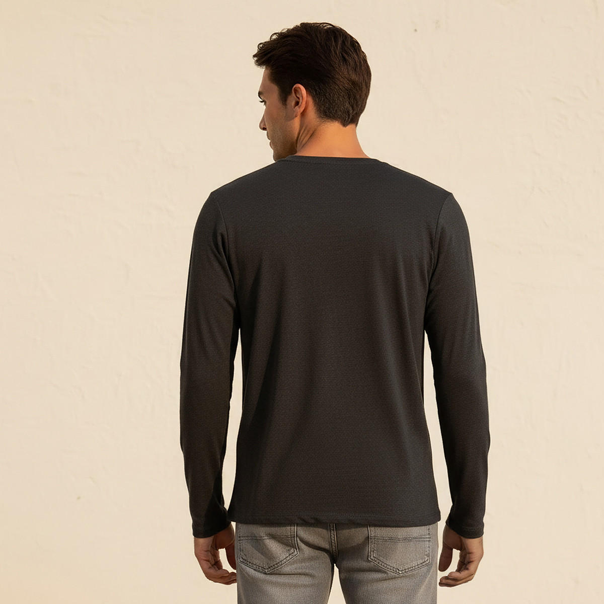 تيشيرت بقصّة سليم وياقة ضيّقة وأكمام طويلة-men-clothing-tshirtsandpolos-tshirts-image-4