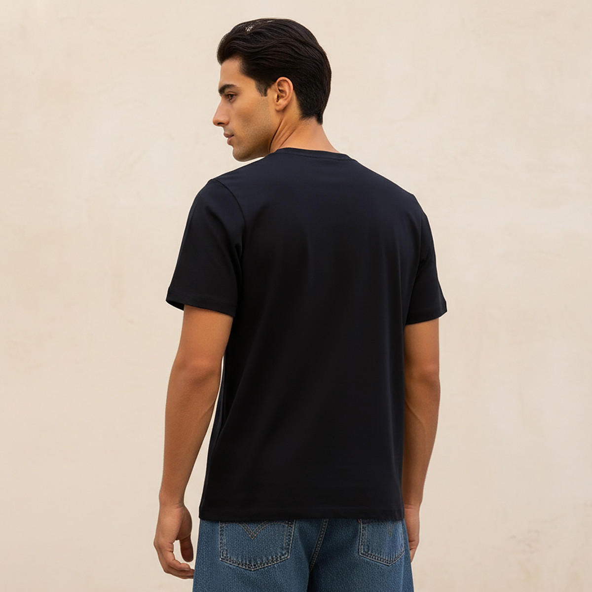 تيشيرت سادة بقصّة سليم وياقة مستديرة وأكمام طويلة-men-clothing-tshirtsandpolos-tshirts-image-1