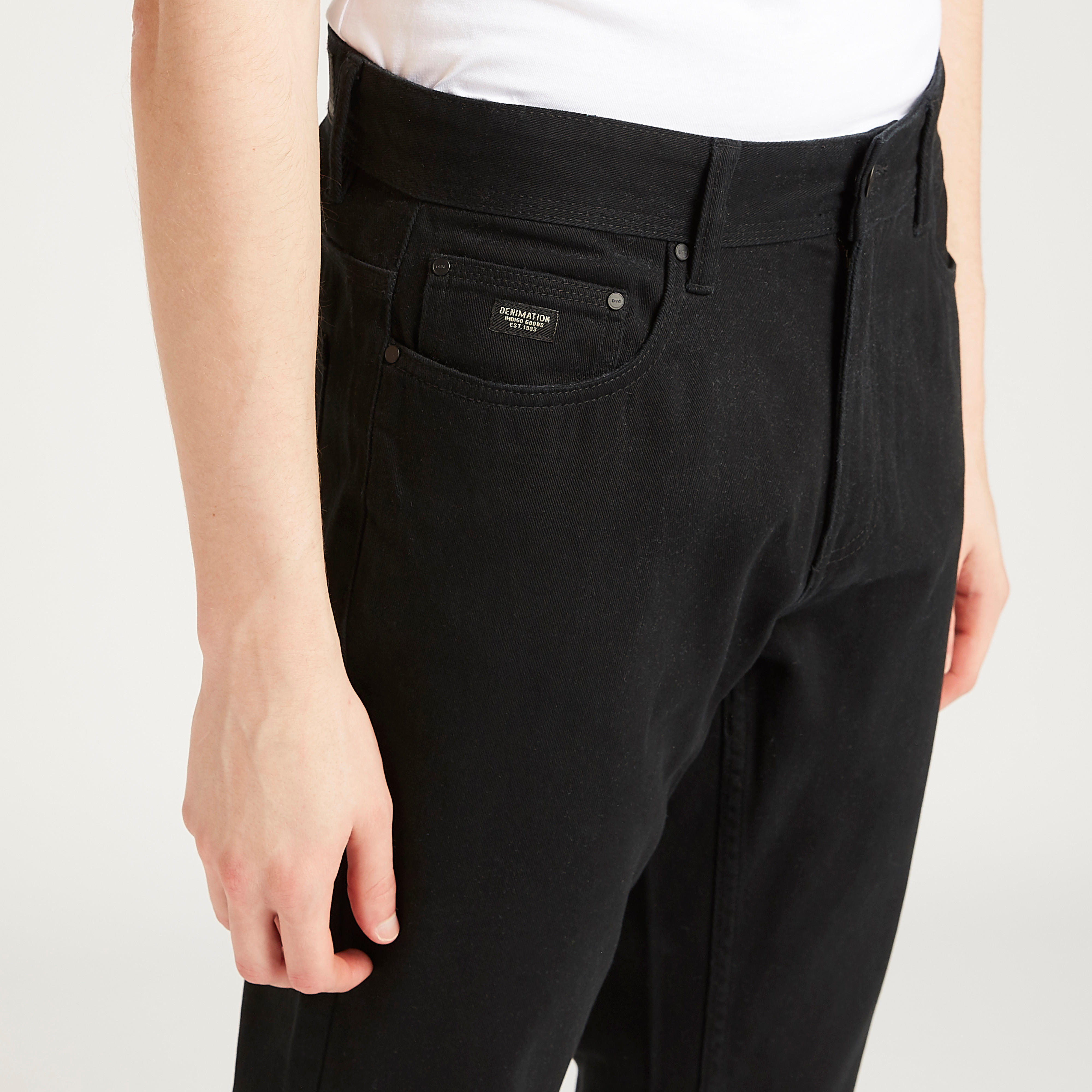 بنطلون جينز سادة طويل بتفاصيل جيوب وعراوي-men-clothing-bottoms-jeans-image-3