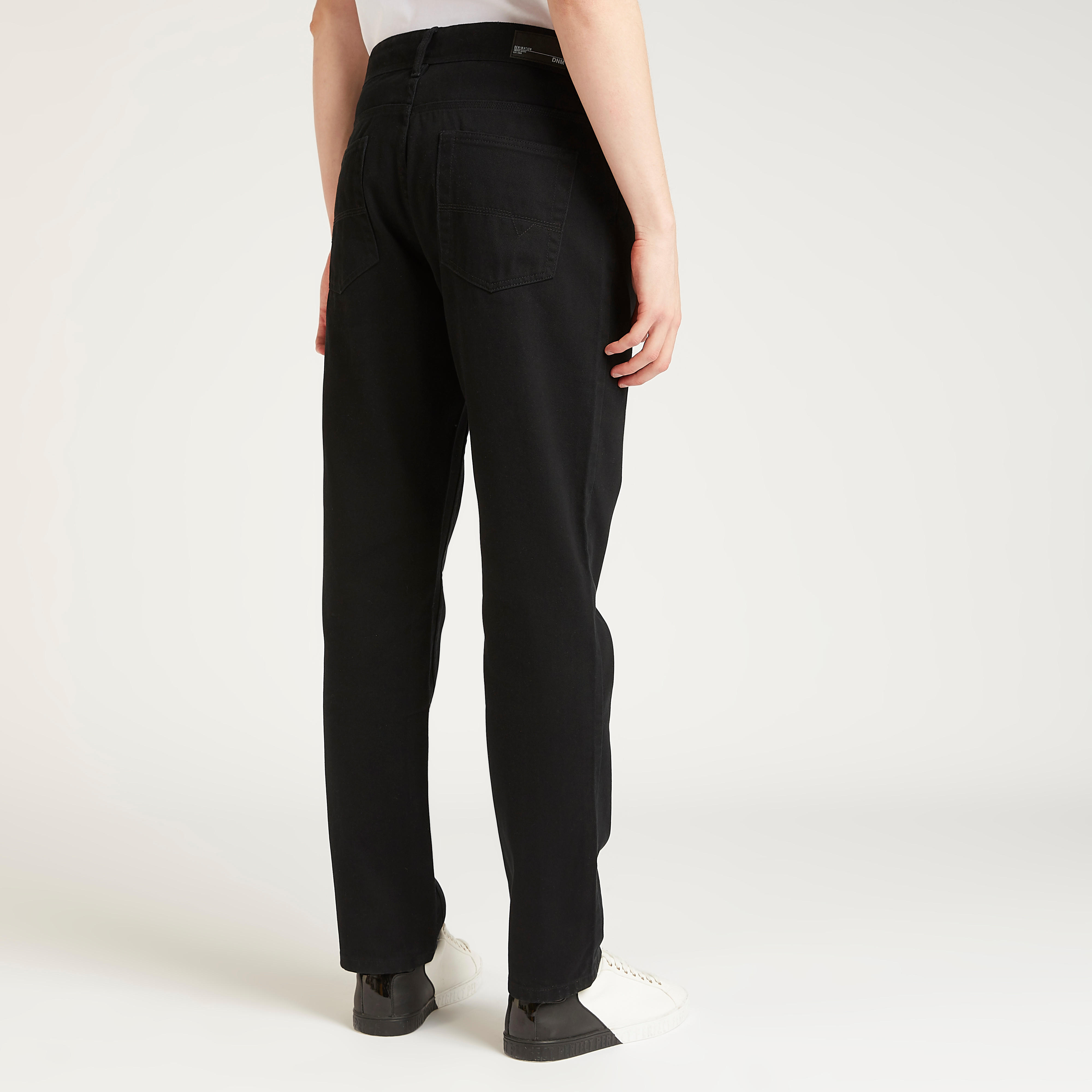 بنطلون جينز سادة طويل بتفاصيل جيوب وعراوي-men-clothing-bottoms-jeans-image-4