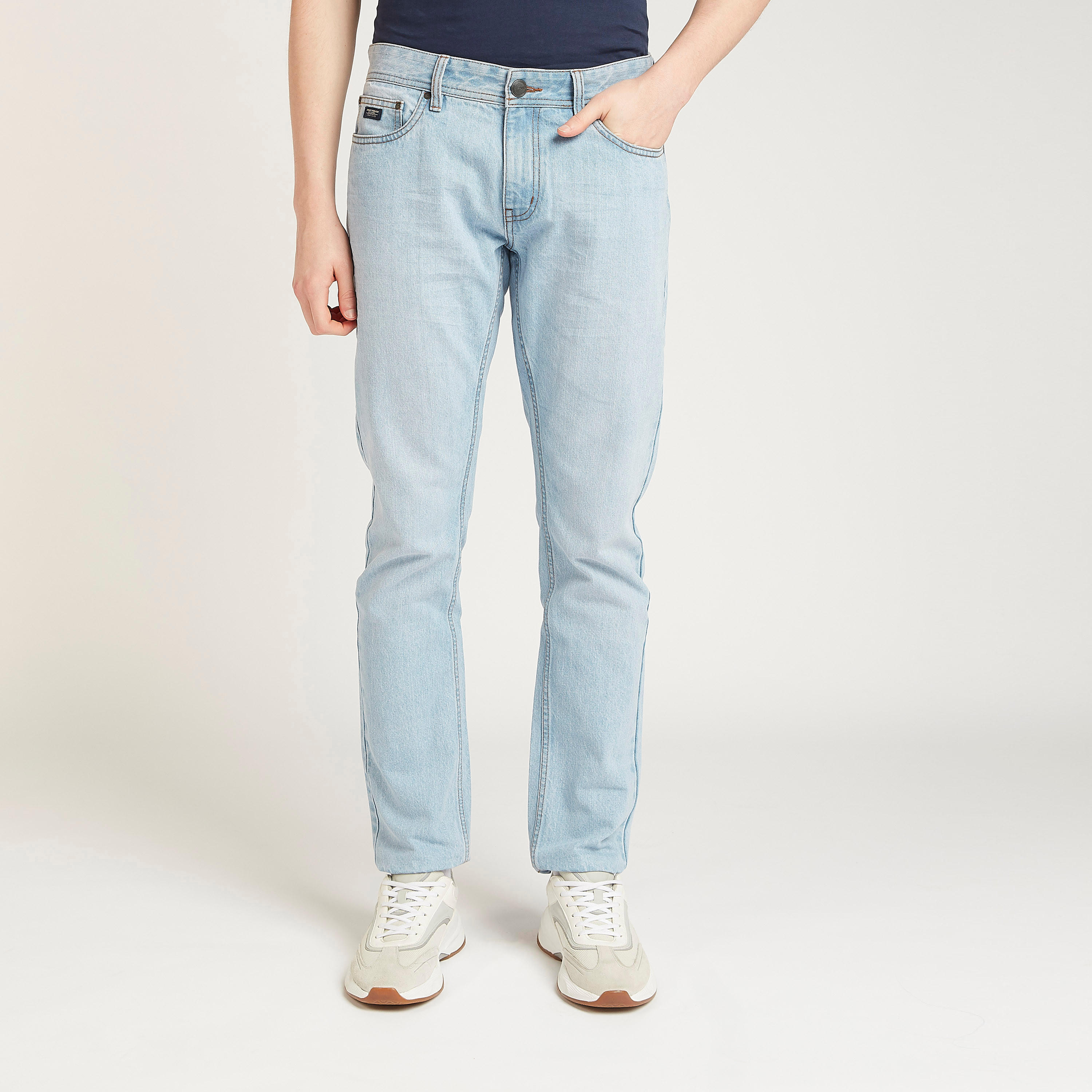 بنطلون جينز طويل بتفاصيل جيوب وحلقات للحزام-men-clothing-bottoms-jeans-image-1