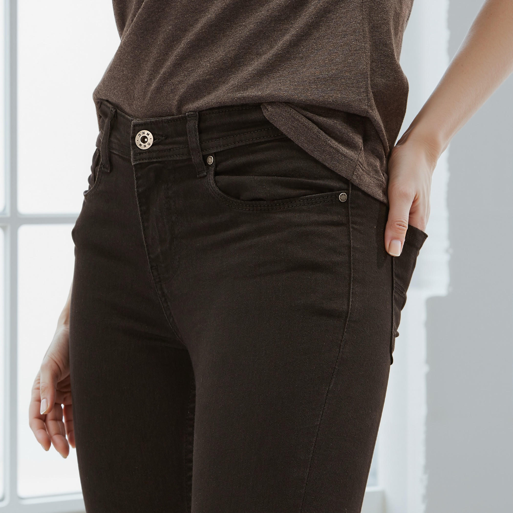 بنطلون جينز بتفاصيل جيوب وعراوي-women-clothing-bottoms-jeans-image-3
