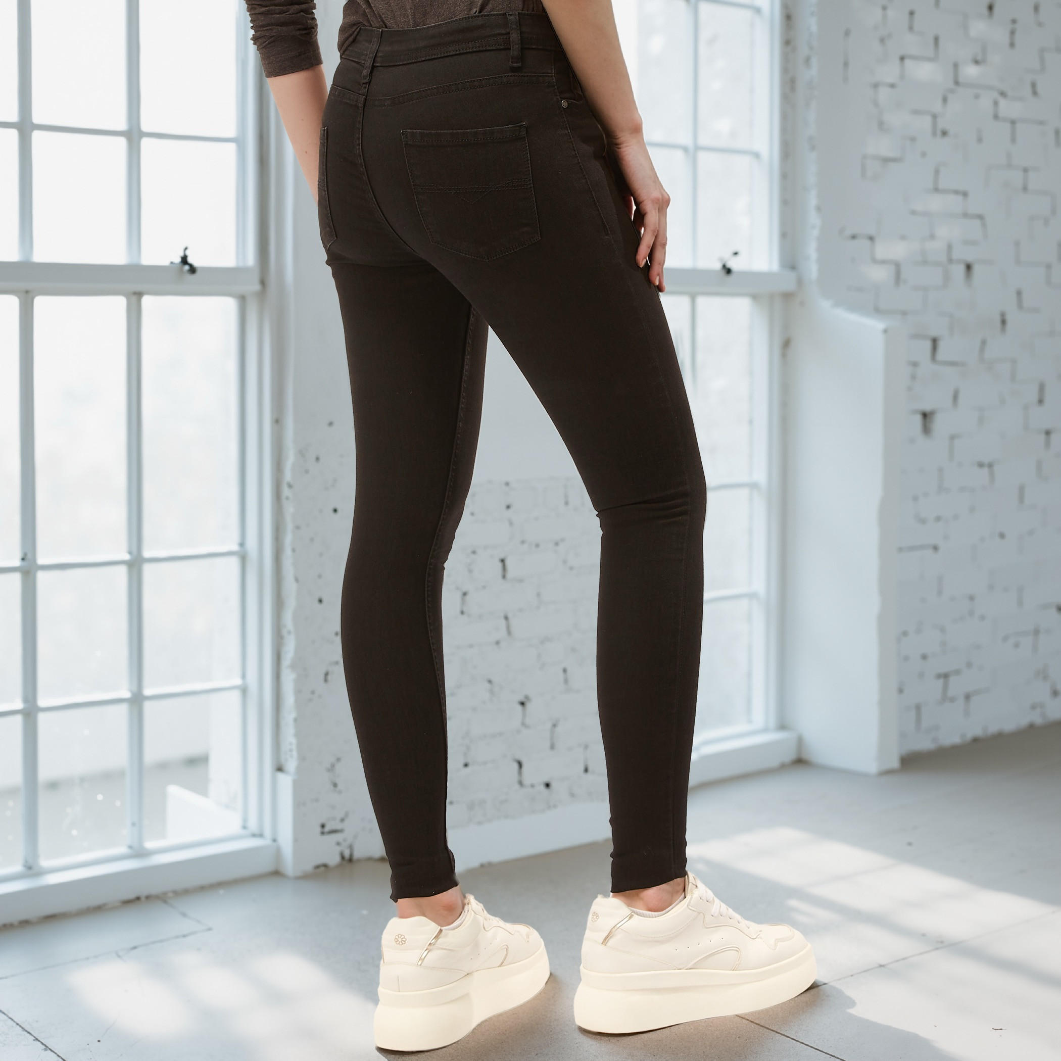 بنطلون جينز بتفاصيل جيوب وعراوي-women-clothing-bottoms-jeans-image-4