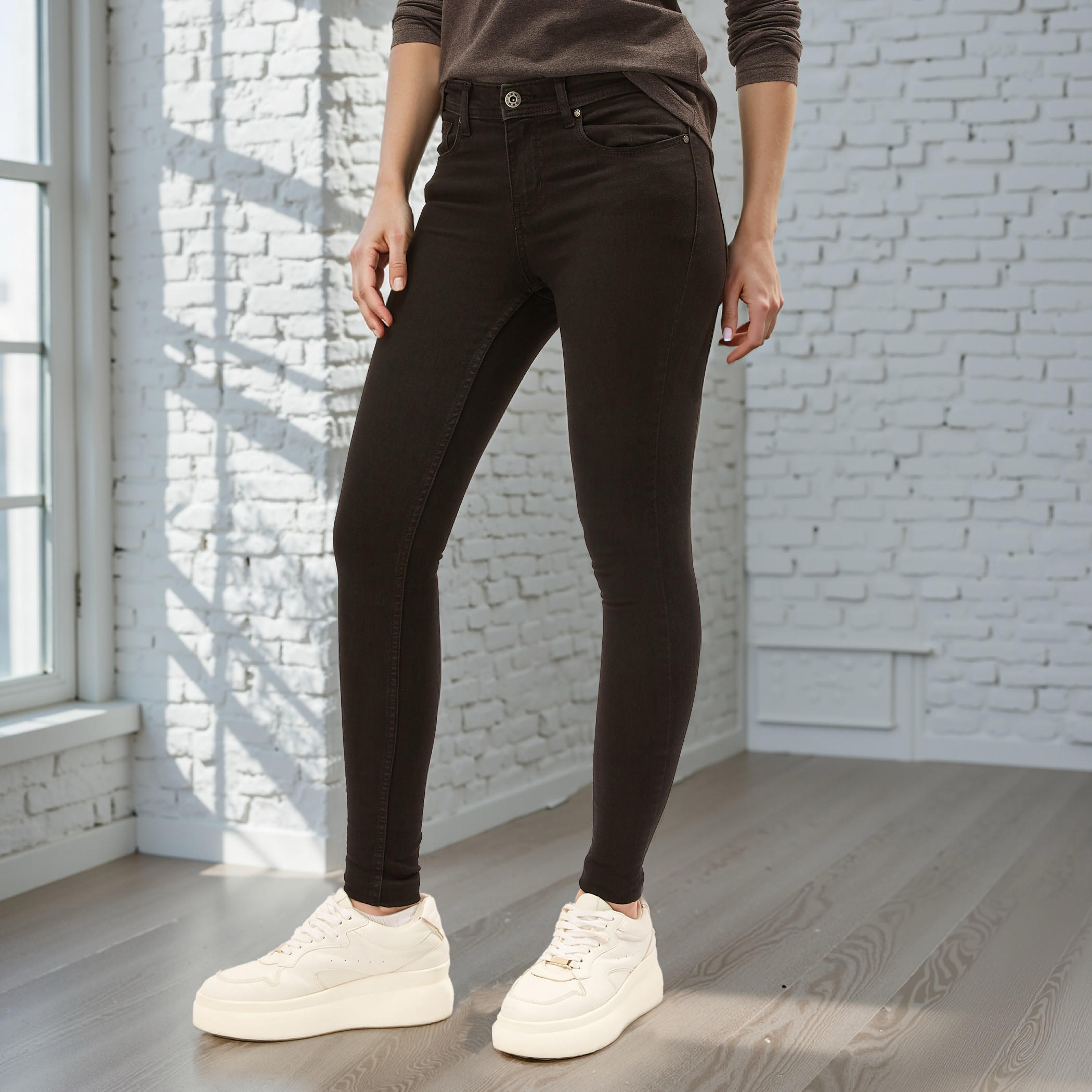 بنطلون جينز بتفاصيل جيوب وعراوي-women-clothing-bottoms-jeans-image-5