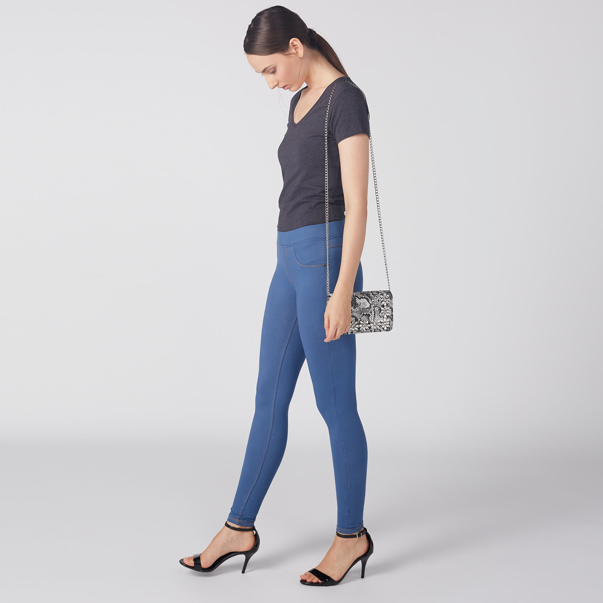بنطال طويل بقصّة ضيّقة وخصر مطّاطي وجيوب-women-clothing-bottoms-leggings-image-2