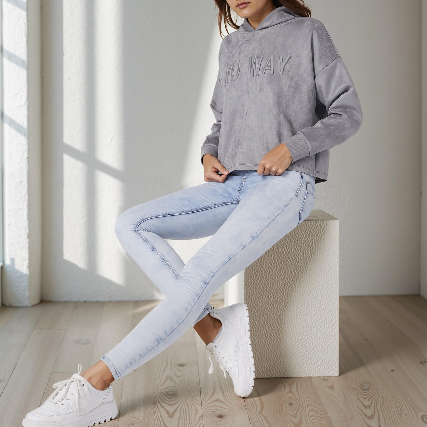 بنطال طويل بقصّة ضيّقة وخصر مطّاطي وجيوب-women-clothing-bottoms-leggings-image-1