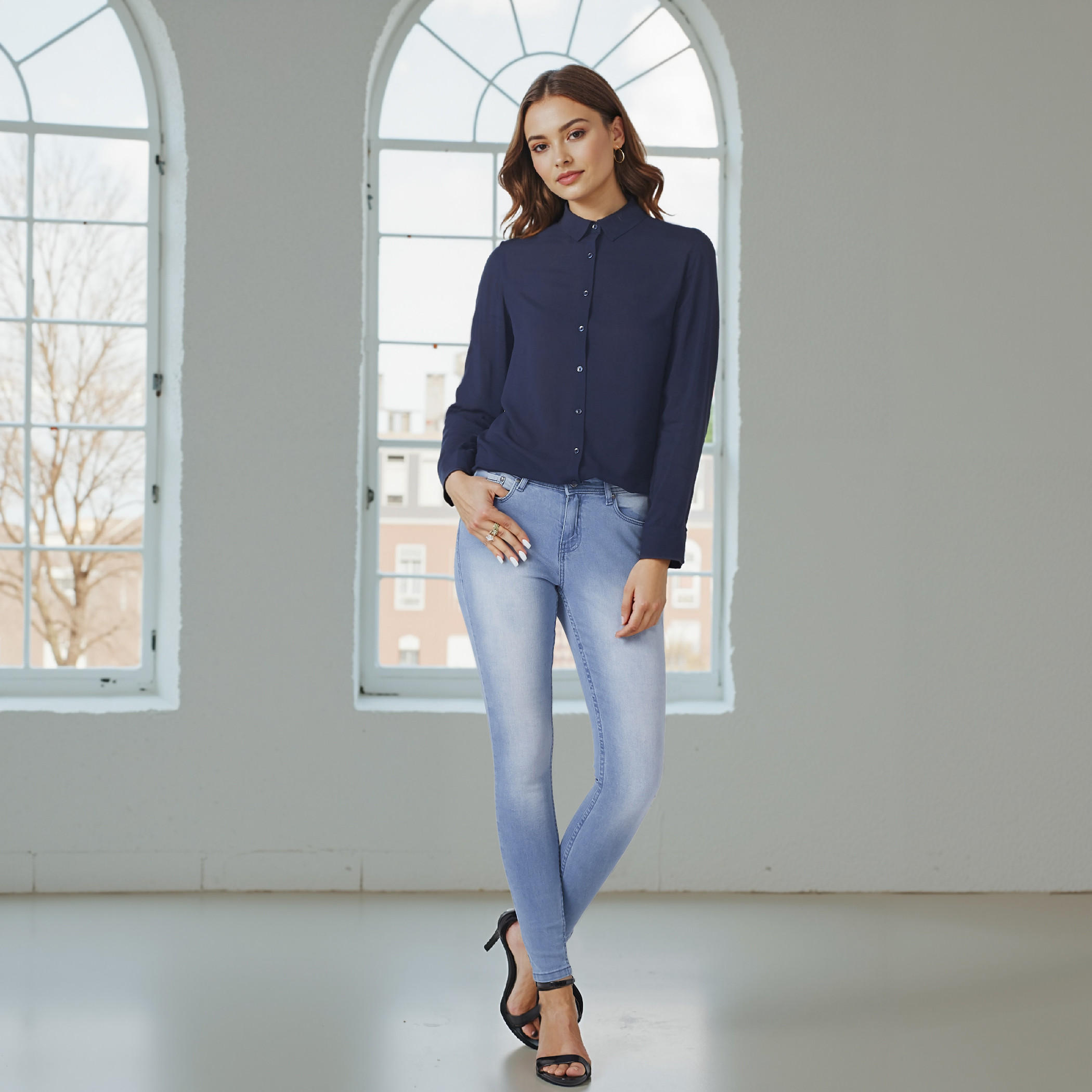 بنطال جينز طويل بزر إغلاق وجيوب-women-clothing-bottoms-jeans-image-2