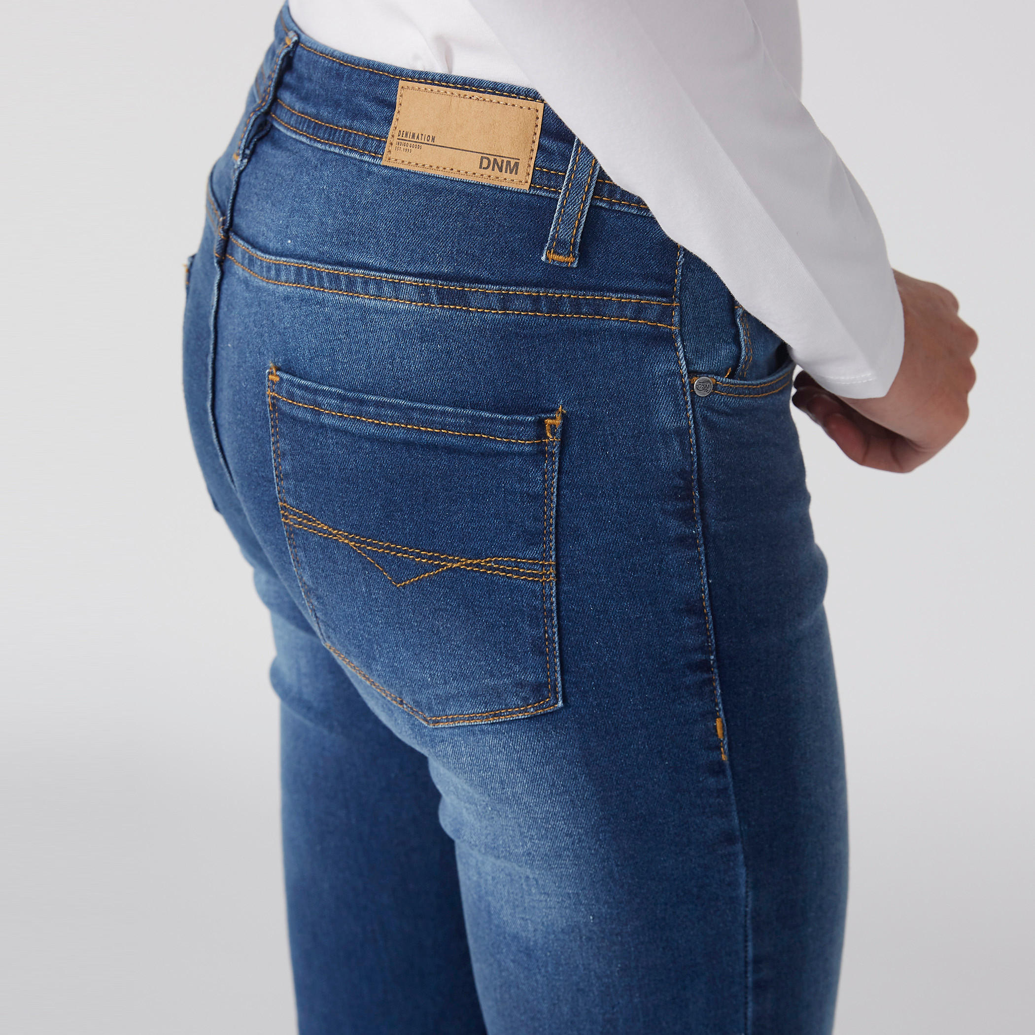 بنطال جينز طويل بزر إغلاق وجيوب-women-clothing-bottoms-jeans-image-4