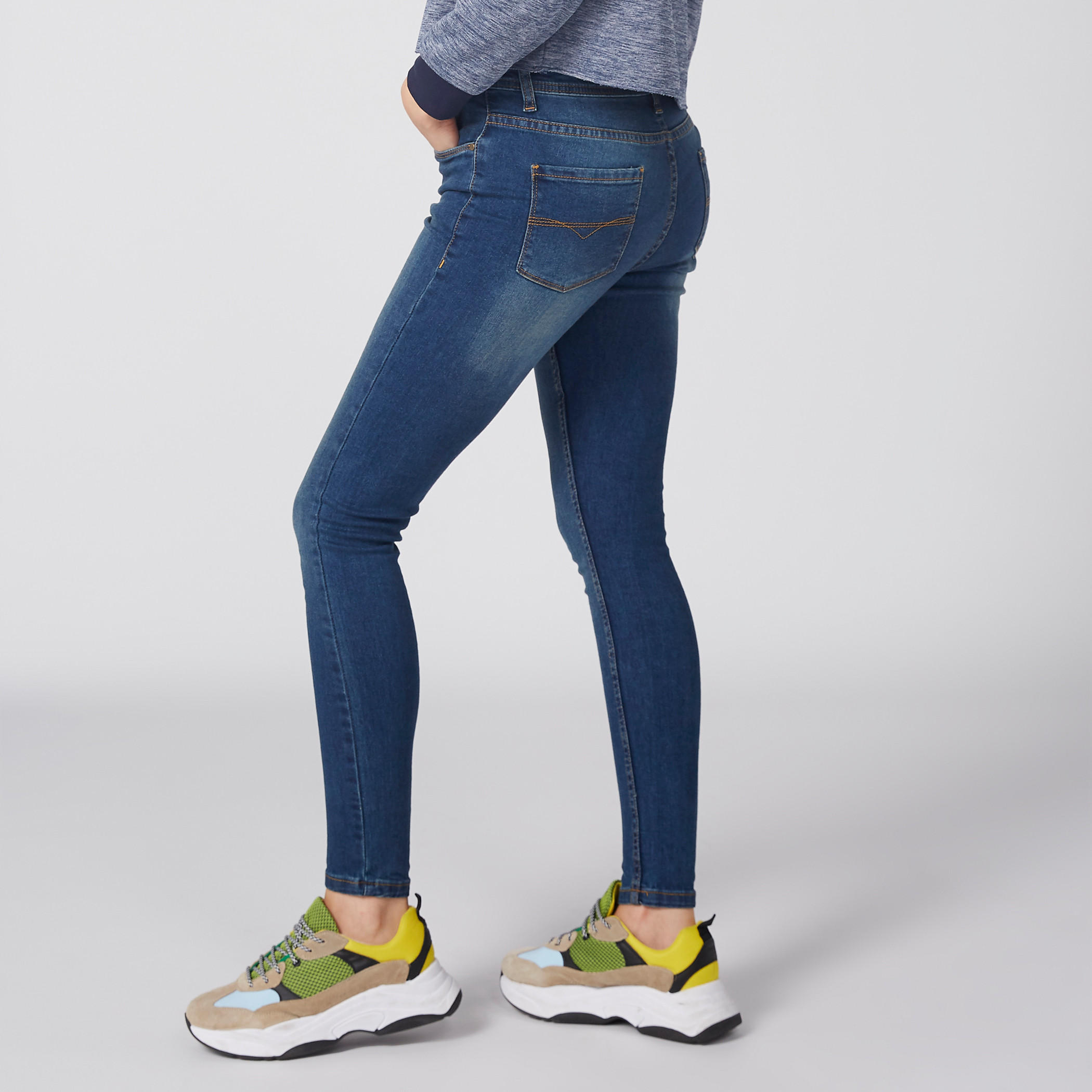 بنطال جينز طويل بزر إغلاق وجيوب-women-clothing-bottoms-jeans-image-2