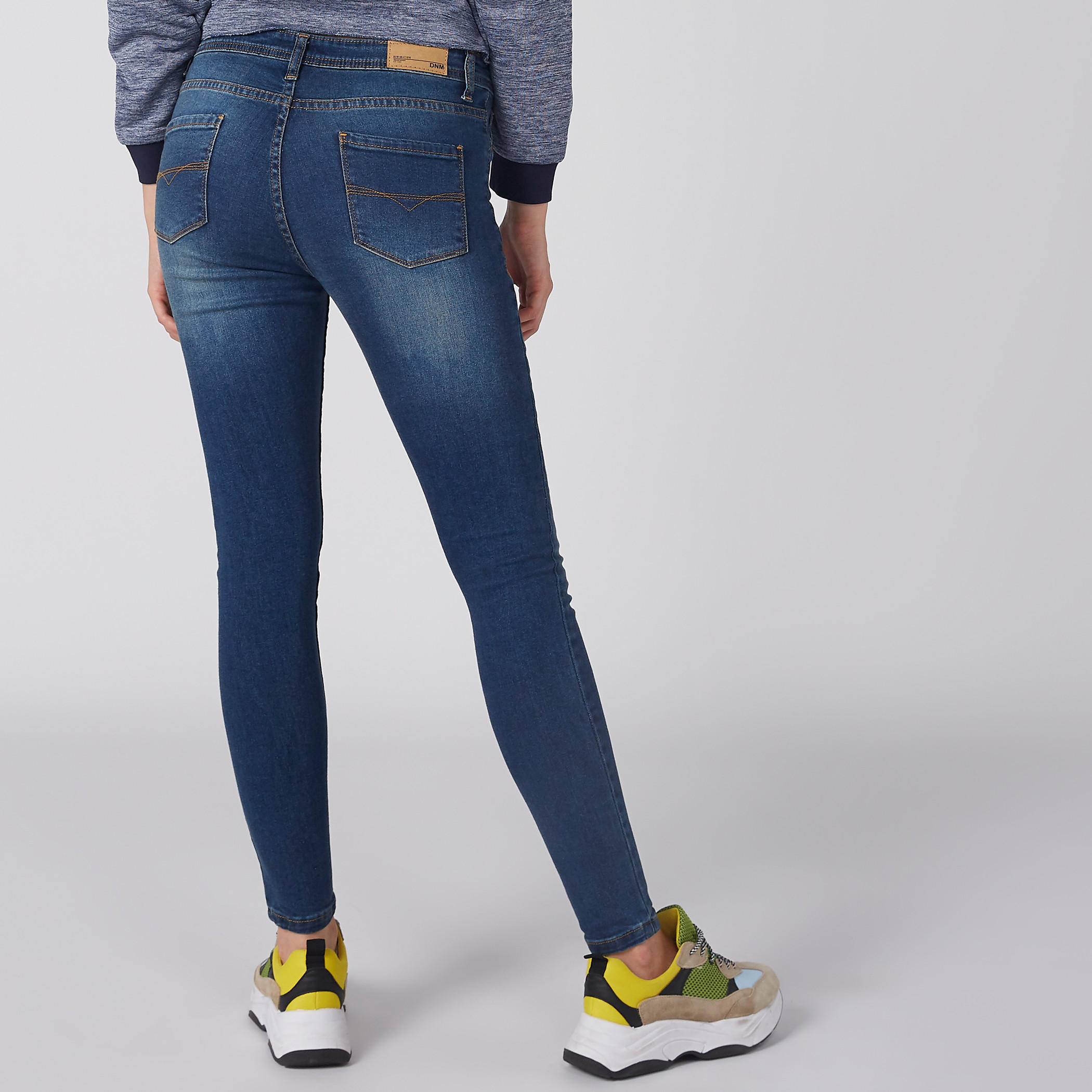 بنطال جينز طويل بزر إغلاق وجيوب-women-clothing-bottoms-jeans-image-5