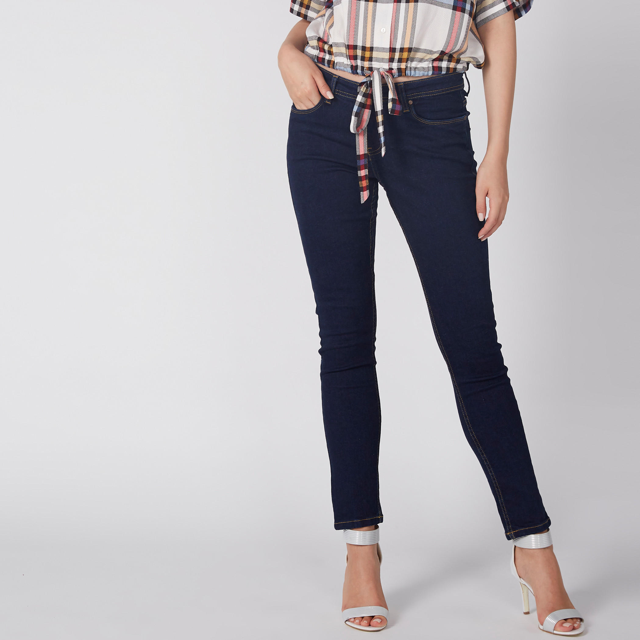 بنطال جينز طويل بزر إغلاق وجيوب-women-clothing-bottoms-jeans-image-2