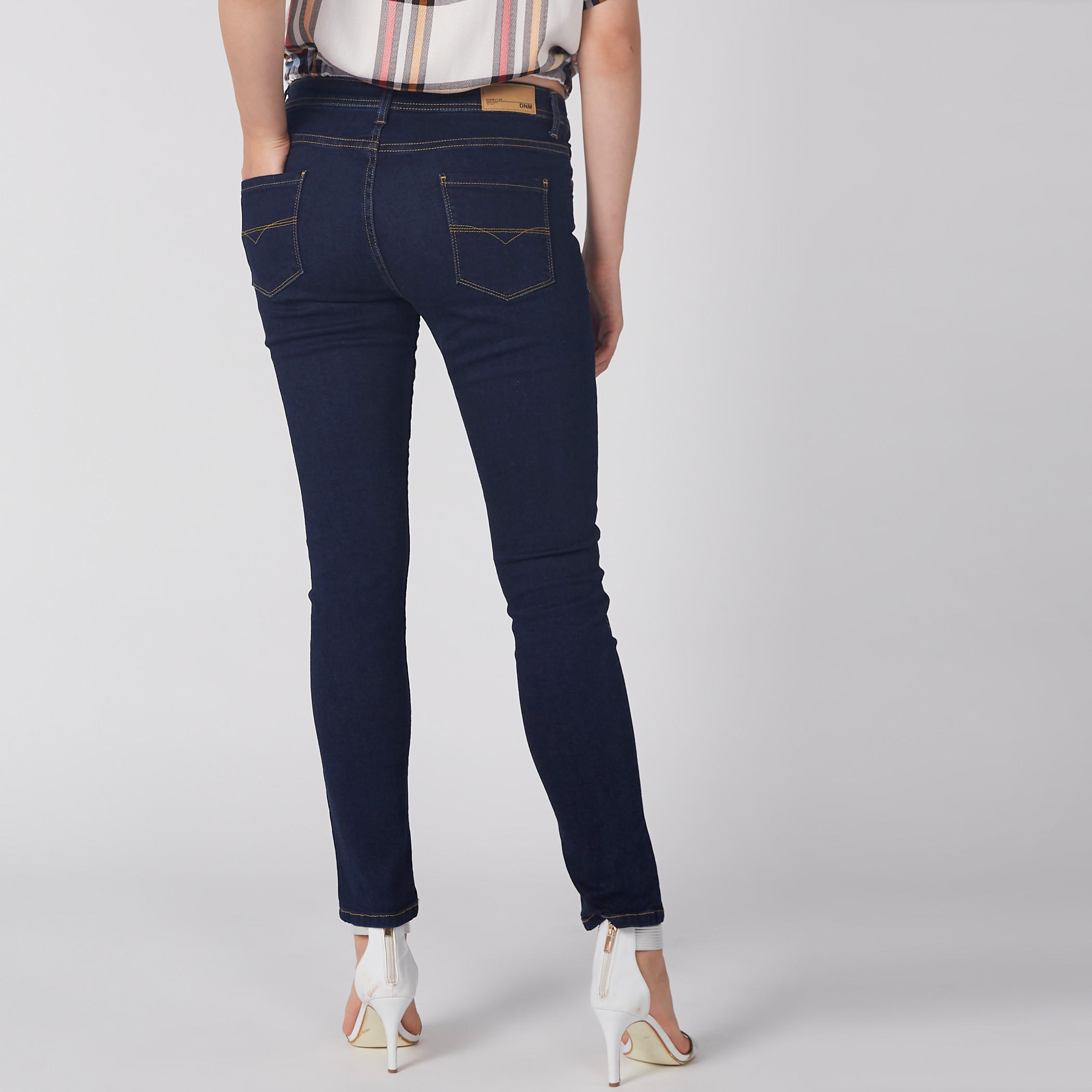بنطال جينز طويل بزر إغلاق وجيوب-women-clothing-bottoms-jeans-image-4