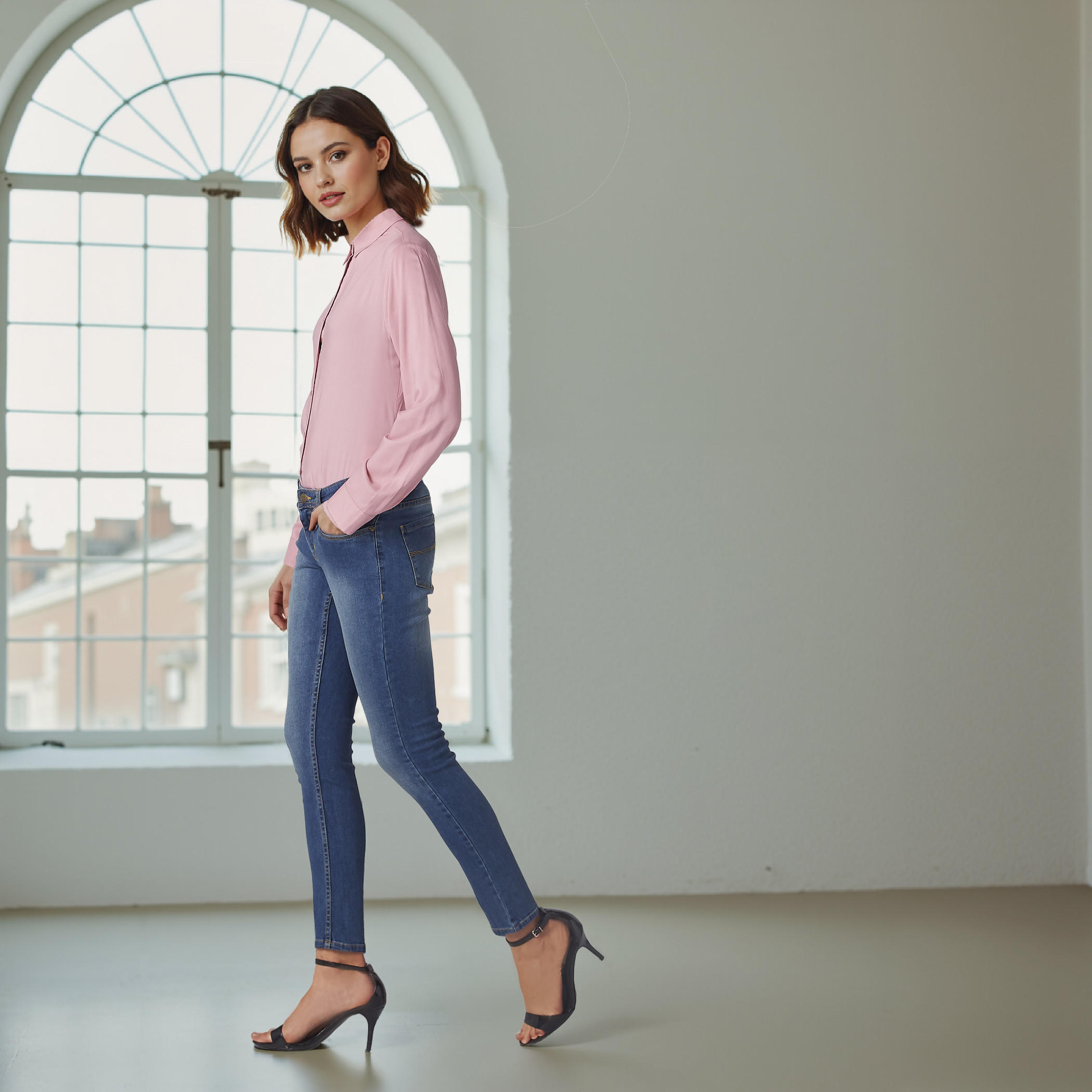 بنطال جينز طويل بزر إغلاق وجيوب مزينة-women-clothing-bottoms-jeans-image-2