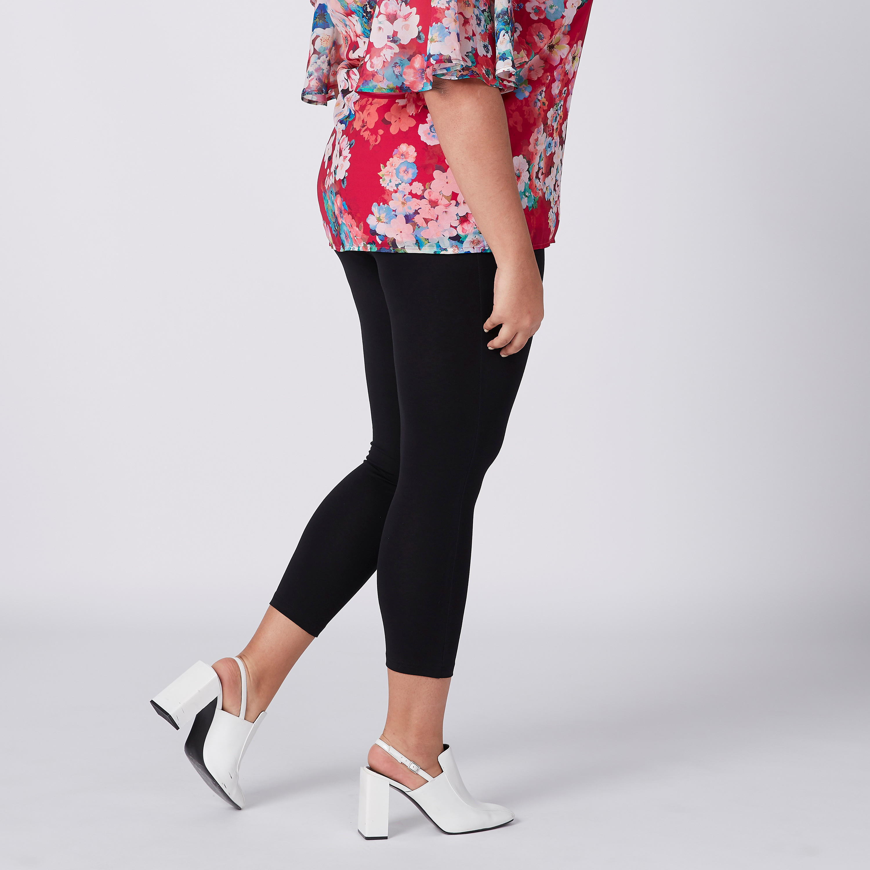 بنطلون ليقنز مقاس كبير قصير بخصر مطاطي-women-clothing-bottoms-leggings-image-3
