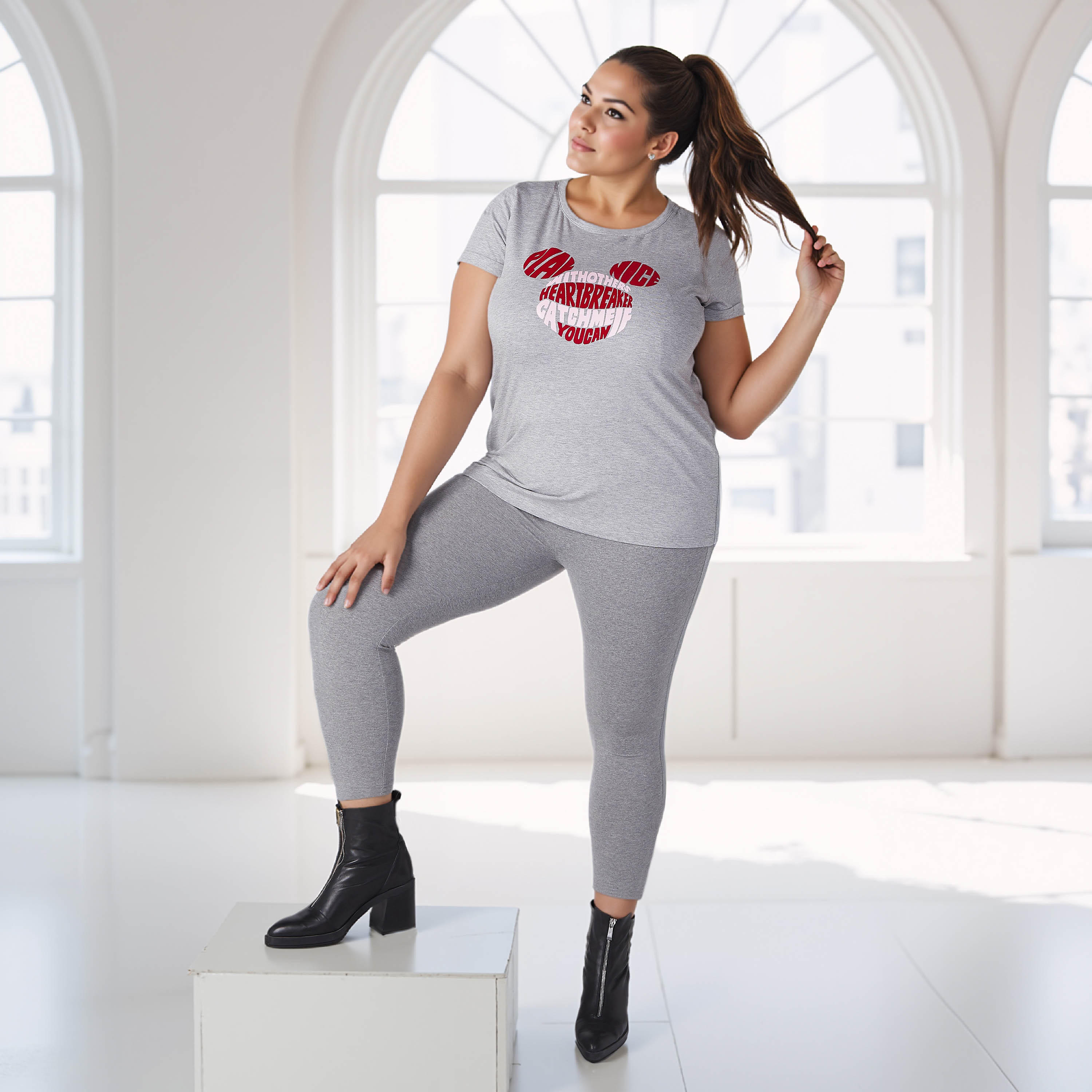 بنطلون ليقنز مقاس كبير قصير بخصر مطاطي-women-clothing-bottoms-leggings-image-1