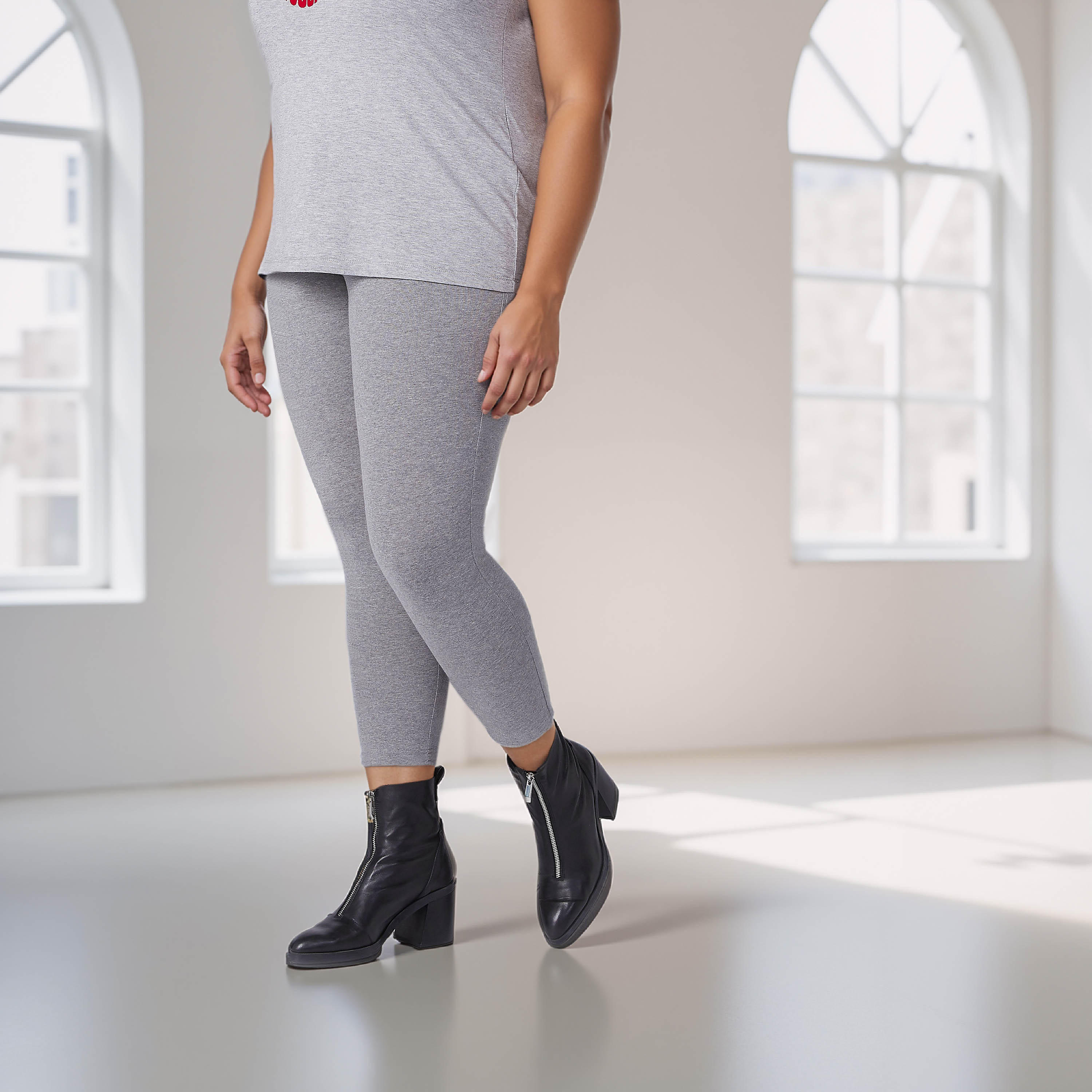 بنطلون ليقنز مقاس كبير قصير بخصر مطاطي-women-clothing-bottoms-leggings-image-3