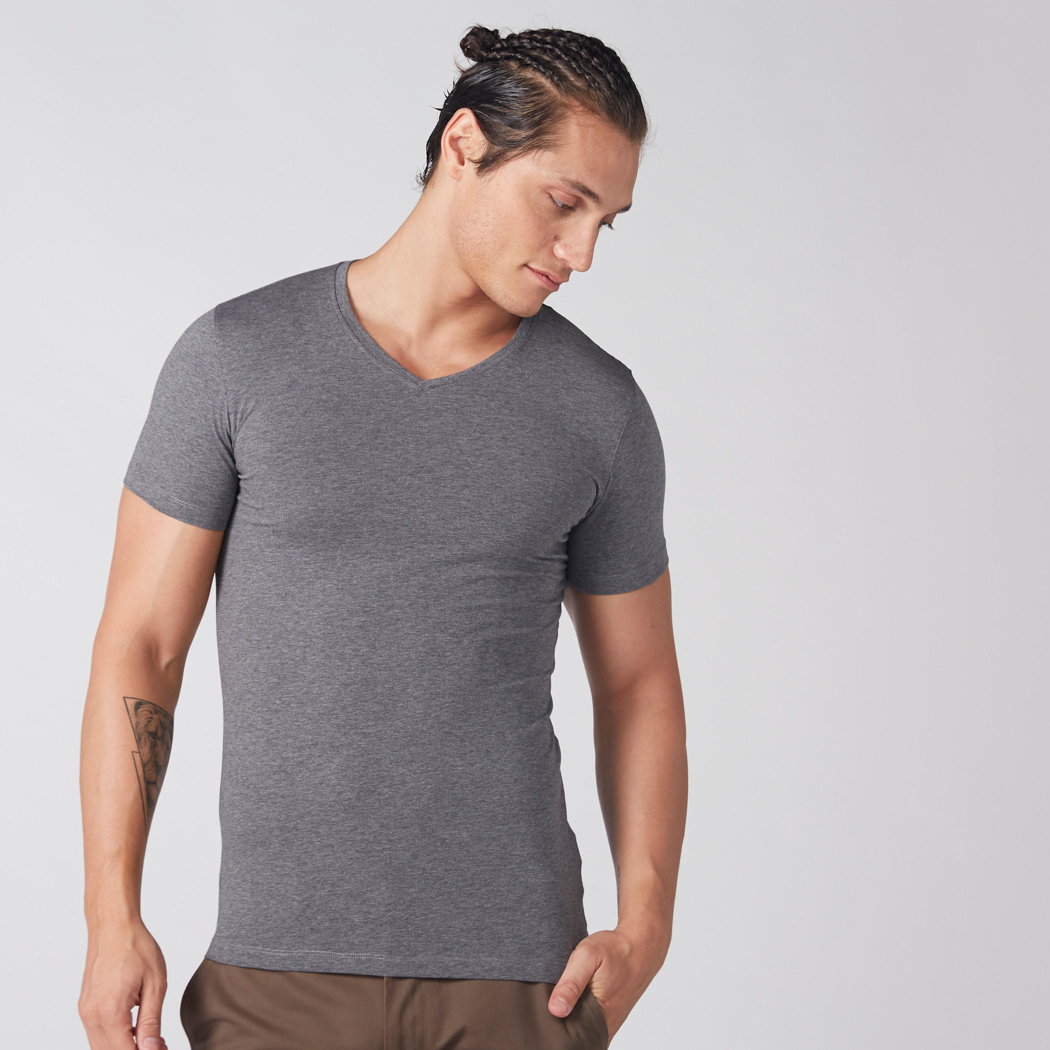 تيشيرت بقصّة مطابقة للجسم وياقة V وأكمام قصيرة-men-clothing-tshirtsandpolos-tshirts-image-1