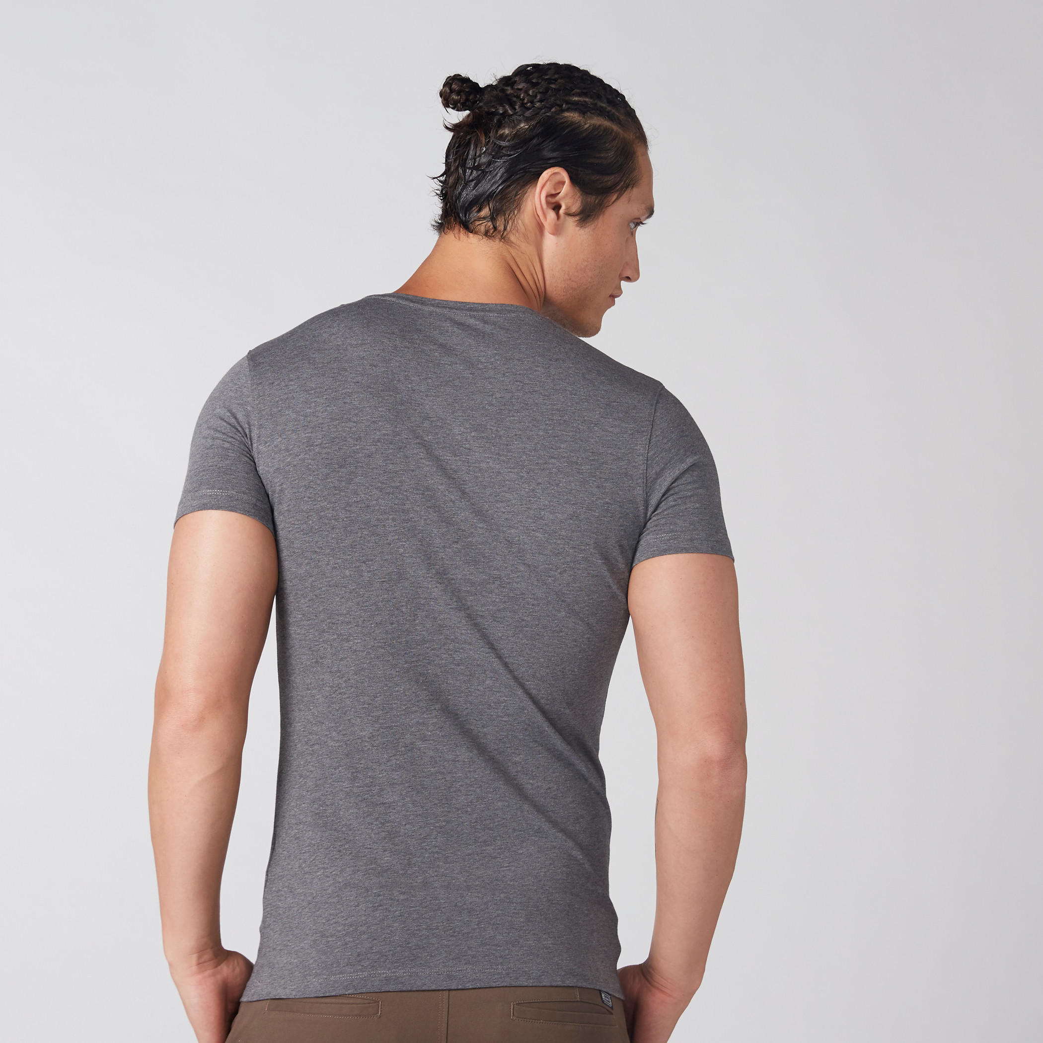 تيشيرت بقصّة مطابقة للجسم وياقة V وأكمام قصيرة-men-clothing-tshirtsandpolos-tshirts-image-2