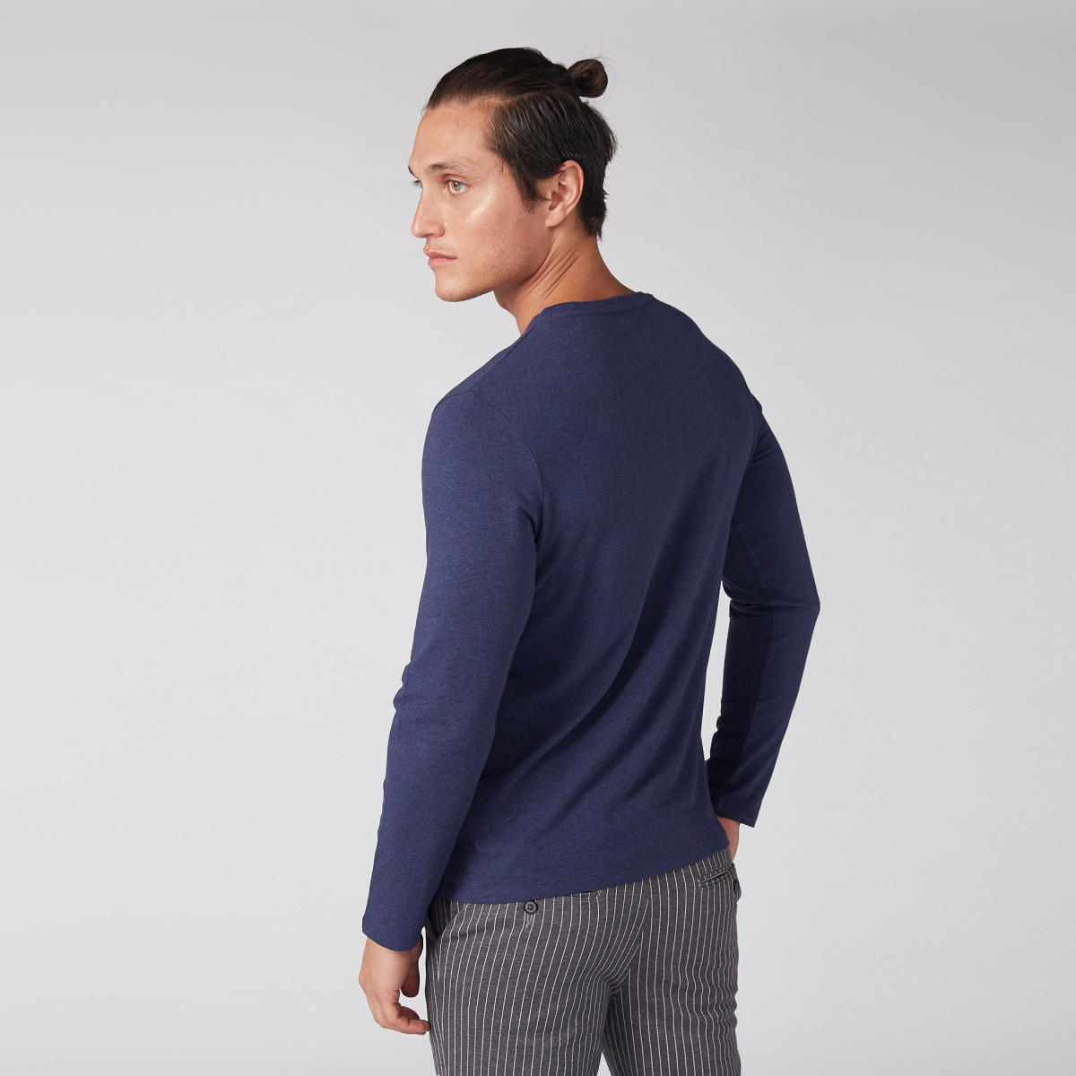 تيشيرت بقصّة سليم وياقة ضيقة وأكمام طويلة-men-clothing-tshirtsandpolos-tshirts-image-3