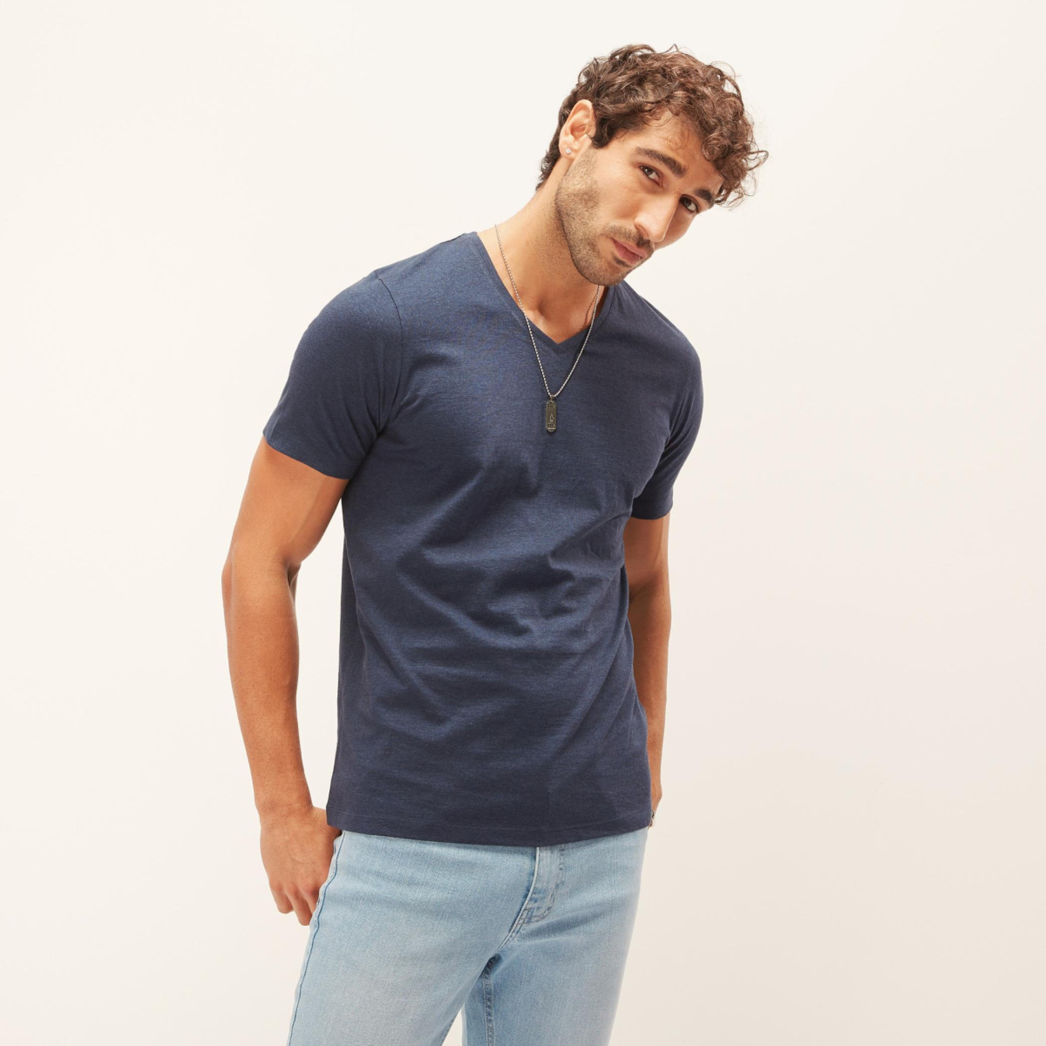 تيشيرت بقصّة سليم وياقة V وأكمام قصيرة-men-clothing-tshirtsandpolos-tshirts-image-1