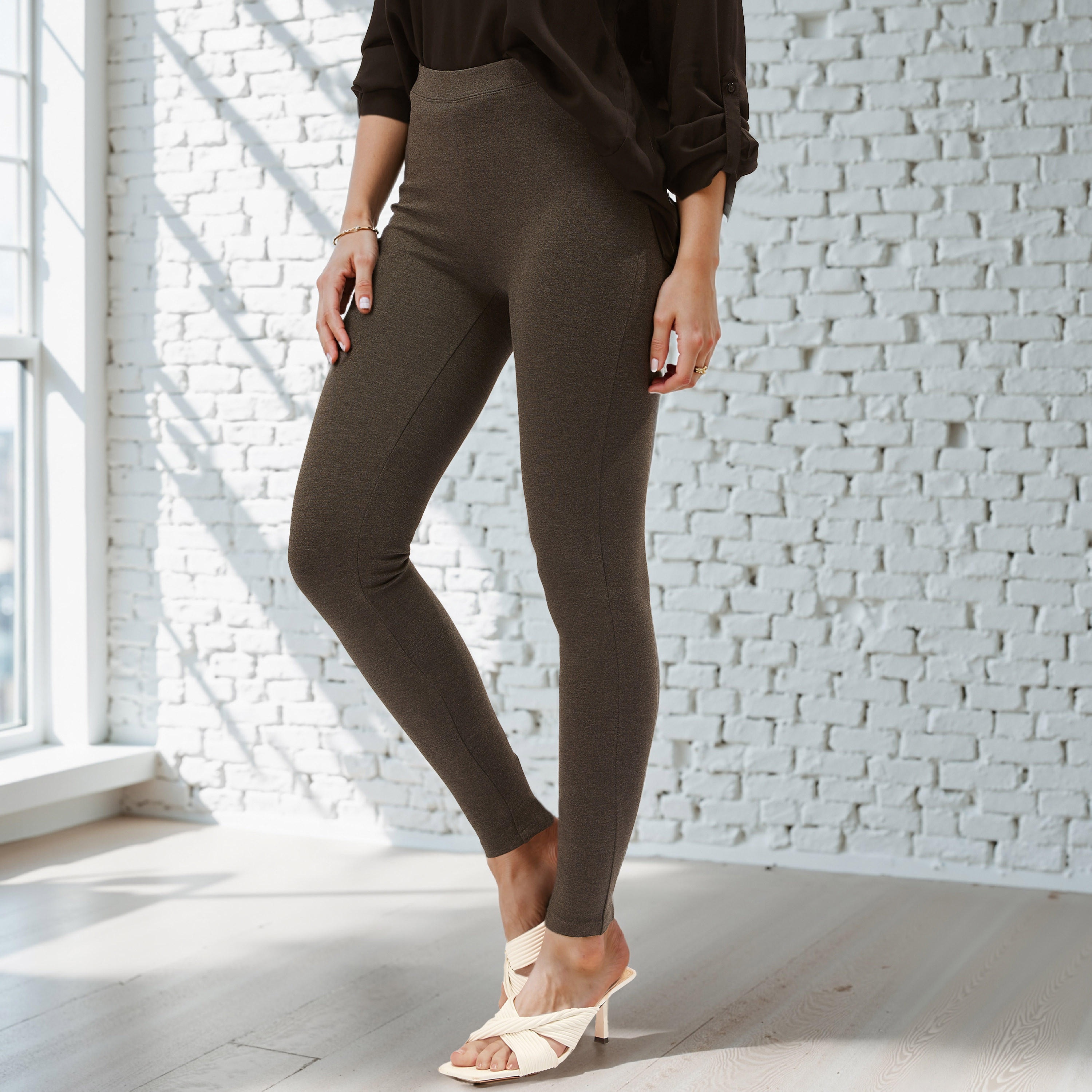 بنطلون ليقنز طويل بخصر مطّاطي-women-clothing-bottoms-leggings-image-1