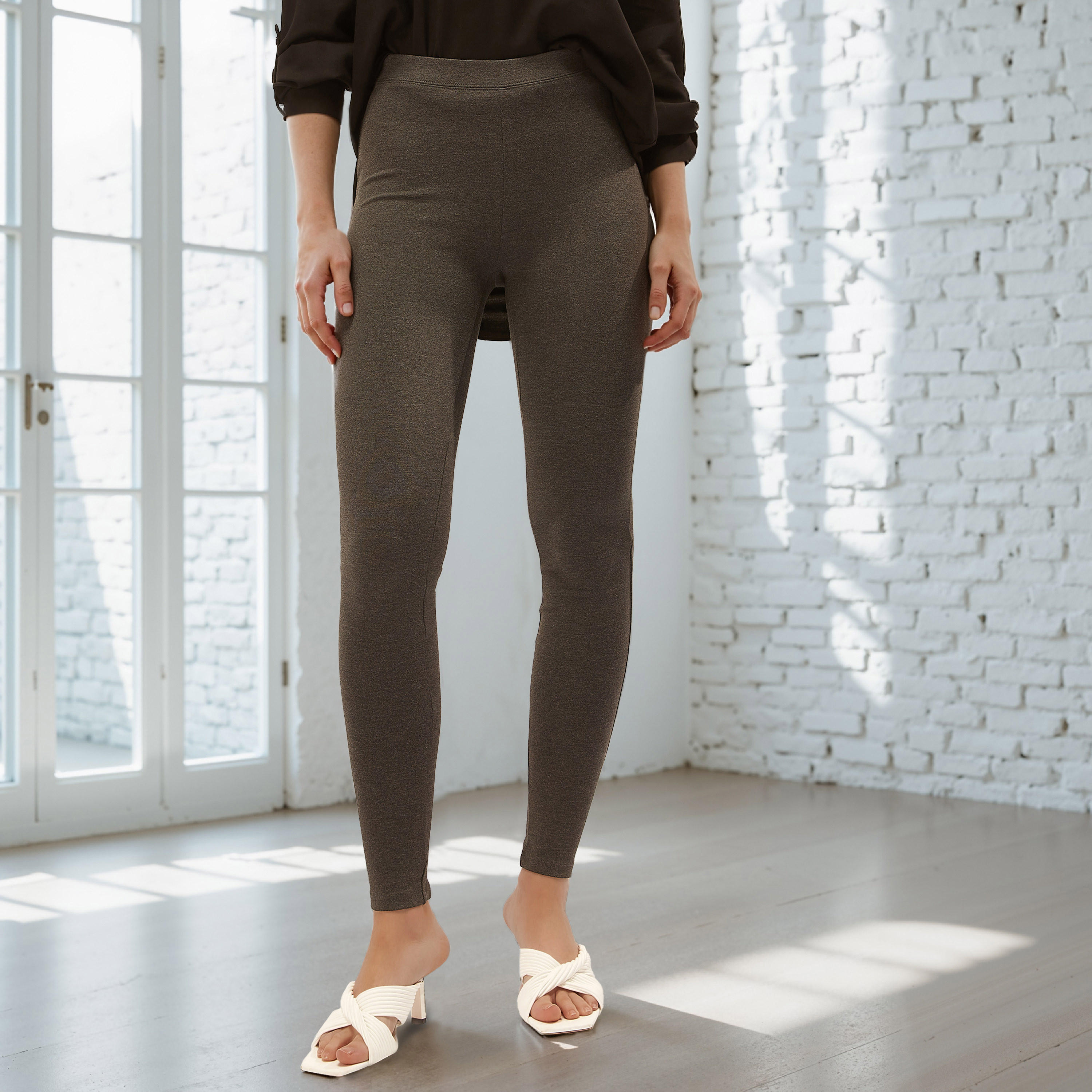 بنطلون ليقنز طويل بخصر مطّاطي-women-clothing-bottoms-leggings-image-3