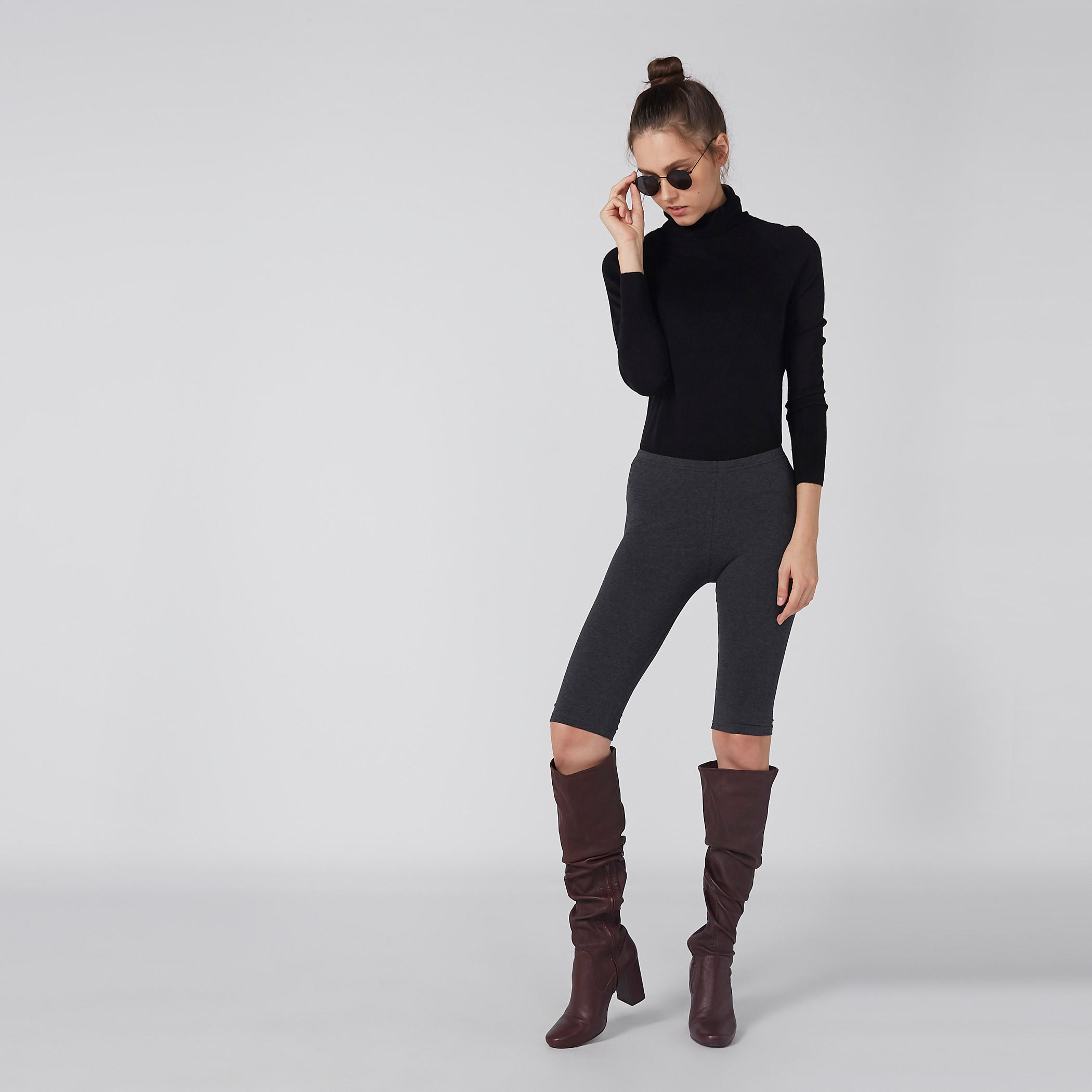 بنطلون ليقنز قصير بخصر مطاطي-women-clothing-bottoms-leggings-image-3