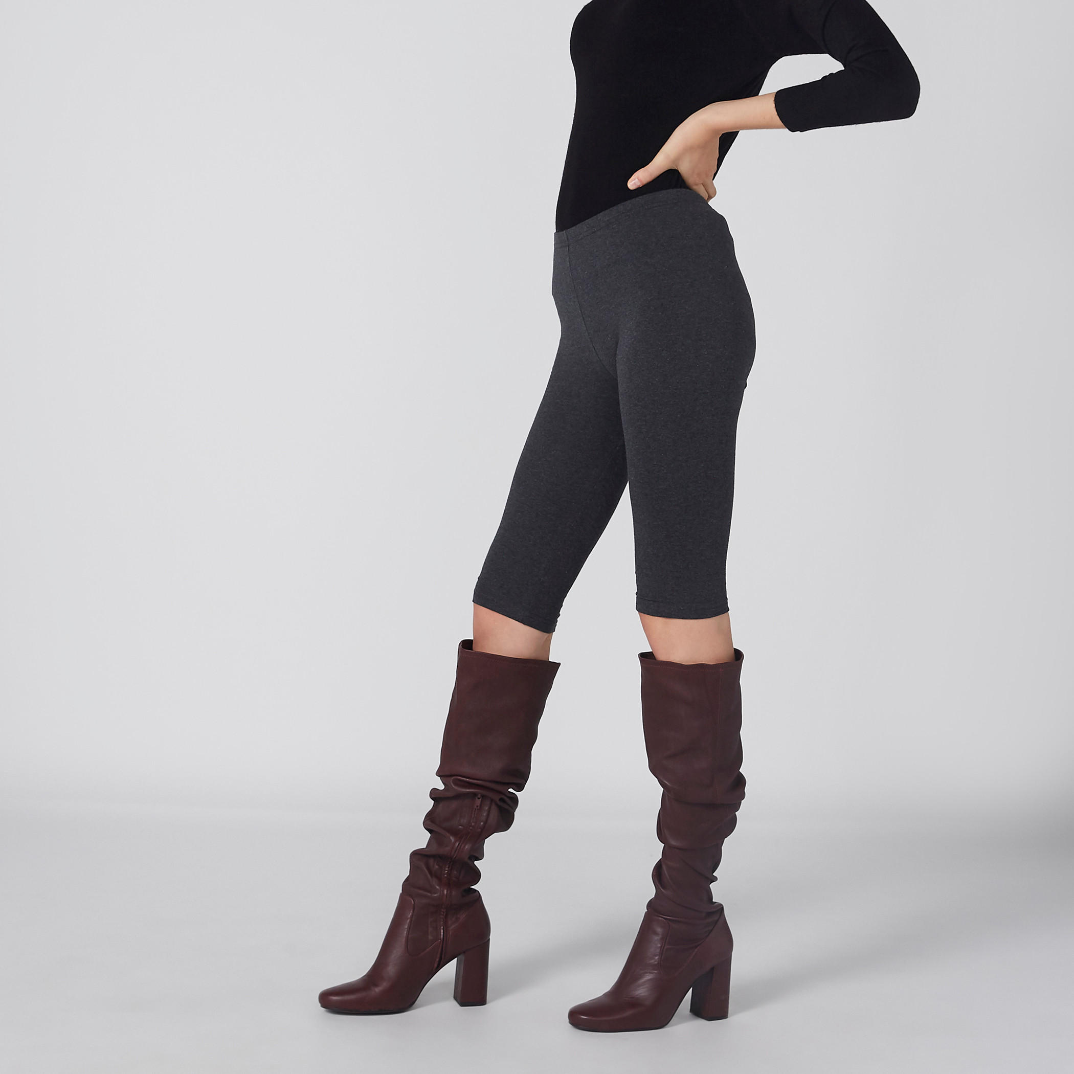 بنطلون ليقنز قصير بخصر مطاطي-women-clothing-bottoms-leggings-image-1