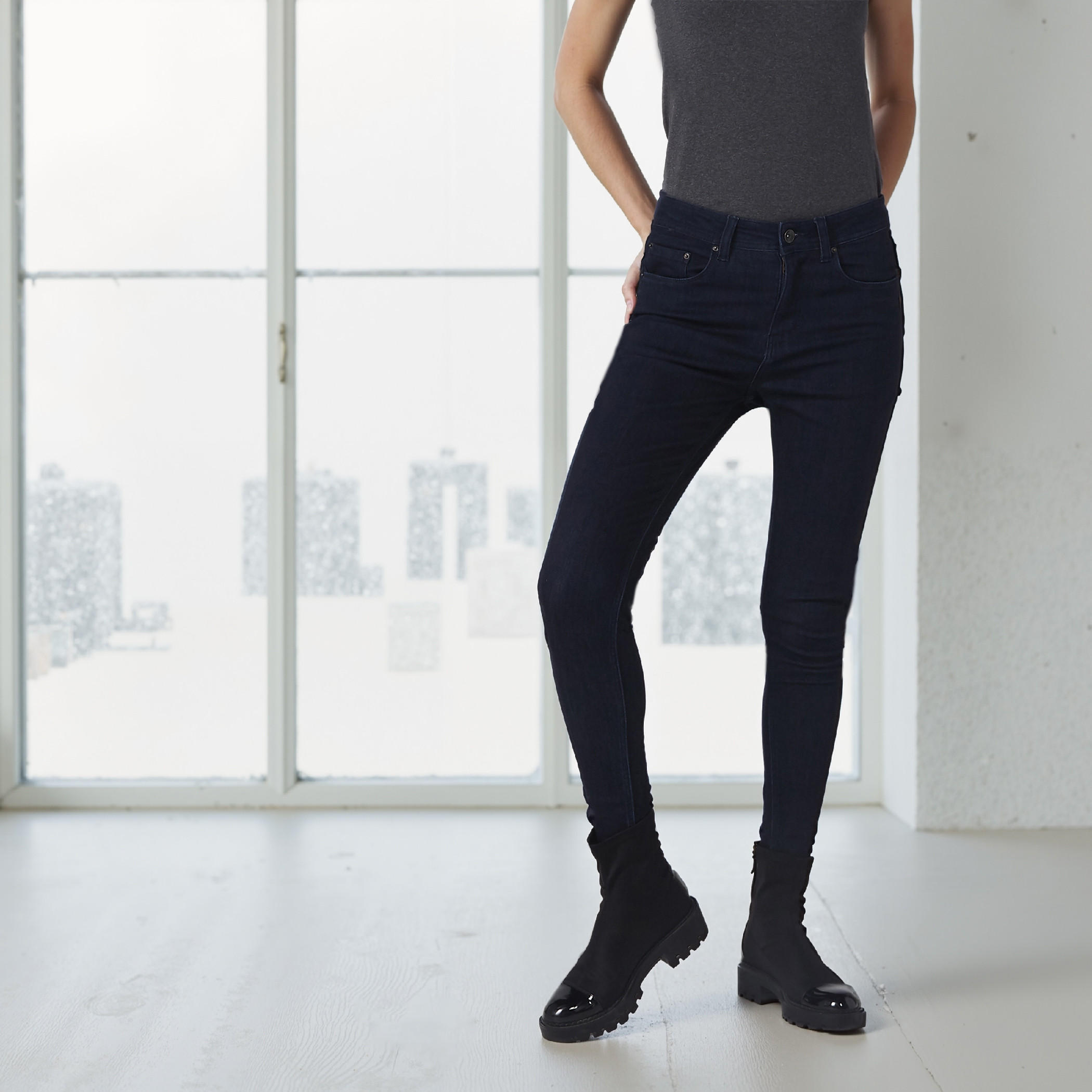 بنطال جينز بقصّة ضيّقة وزر إغلاق وجيوب-women-clothing-bottoms-jeans-image-1