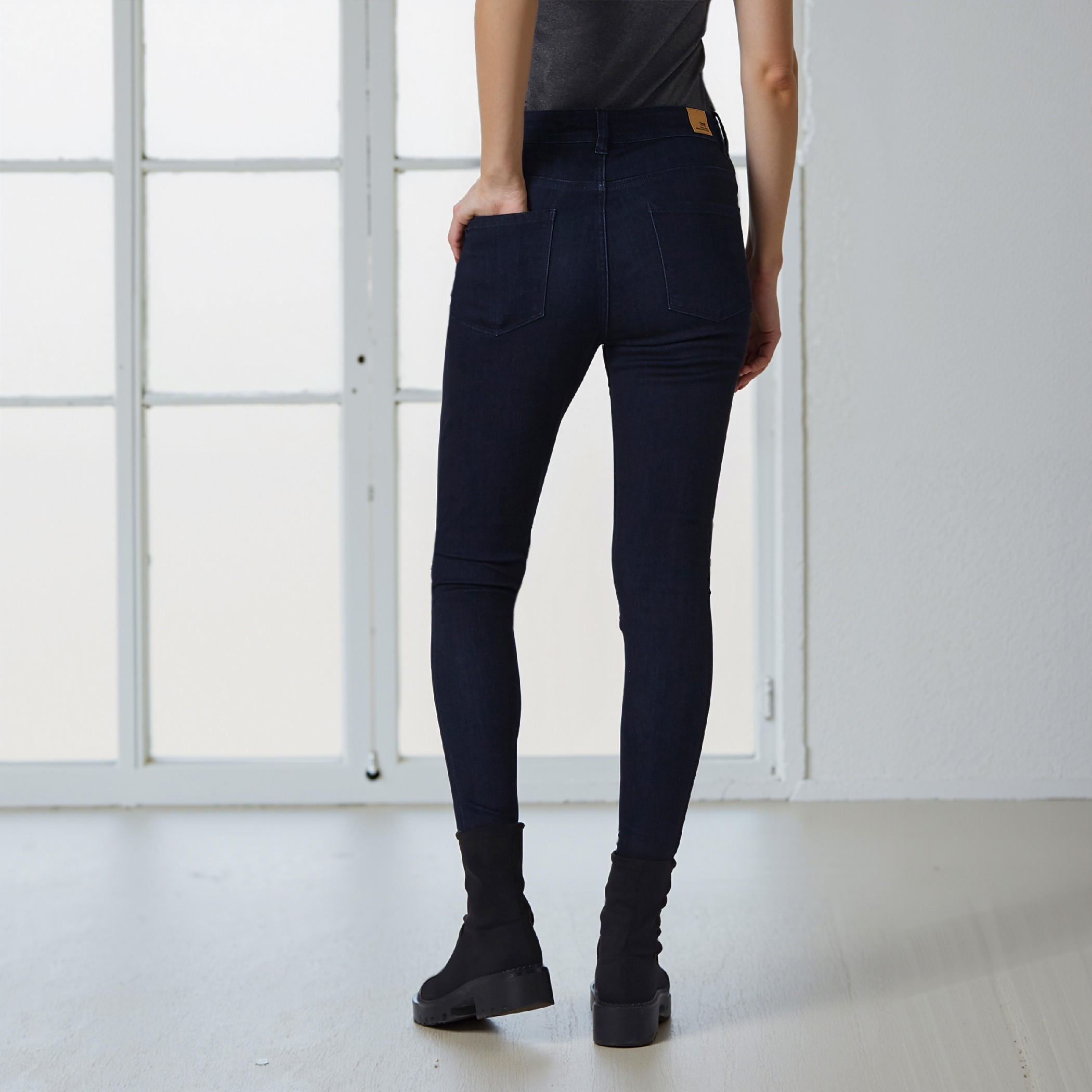 بنطال جينز بقصّة ضيّقة وزر إغلاق وجيوب-women-clothing-bottoms-jeans-image-5