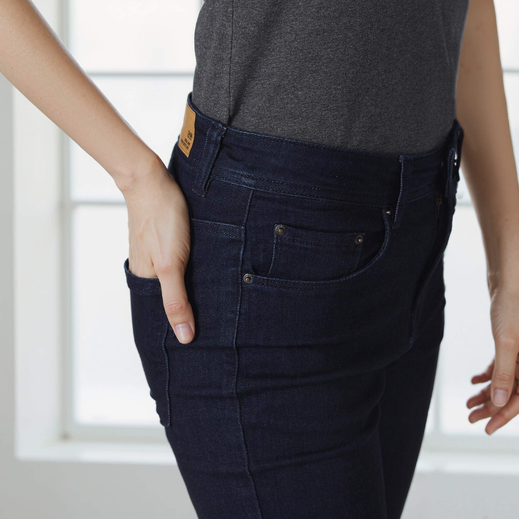 بنطال جينز بقصّة ضيّقة وزر إغلاق وجيوب-women-clothing-bottoms-jeans-image-6