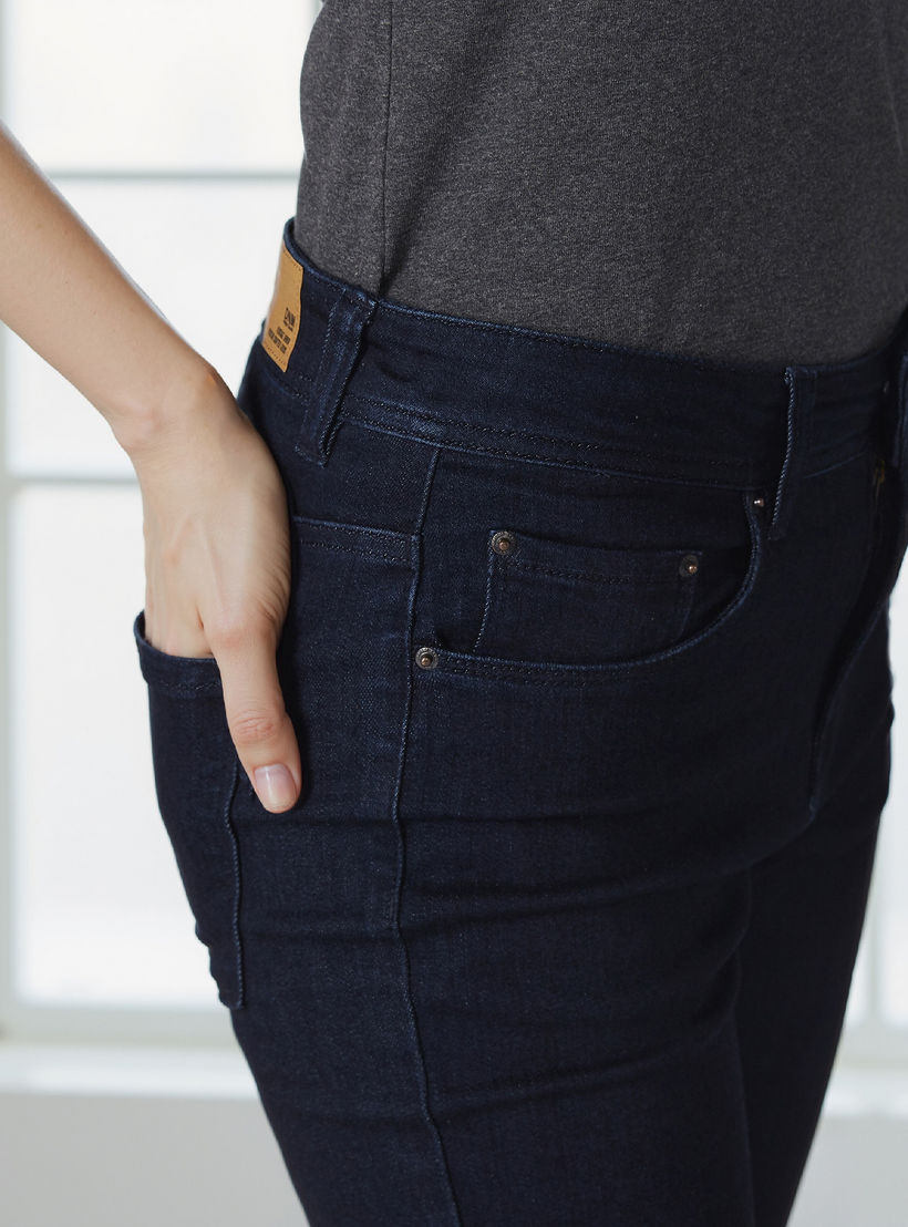 بنطال جينز بقصّة ضيّقة وزر إغلاق وجيوب-women-clothing-bottoms-jeans-image-6