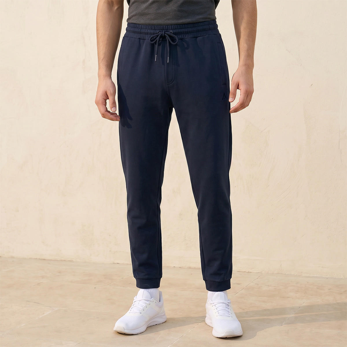 بنطلون رياضي بتفاصيل جيب ورباط-men-clothing-sportswearandactivewear-bottoms-joggers-image-1