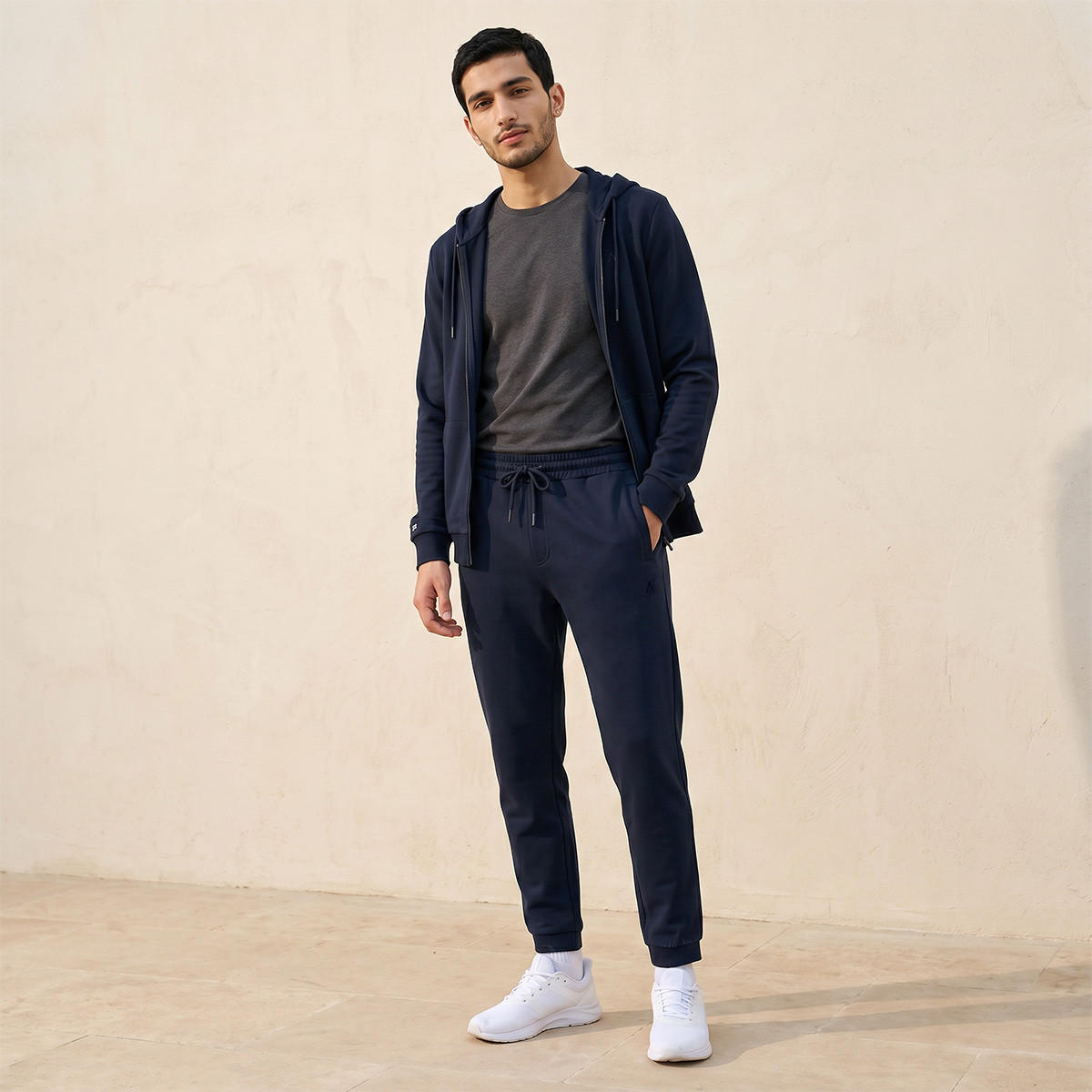 بنطلون رياضي بتفاصيل جيب ورباط-men-clothing-sportswearandactivewear-bottoms-joggers-image-2