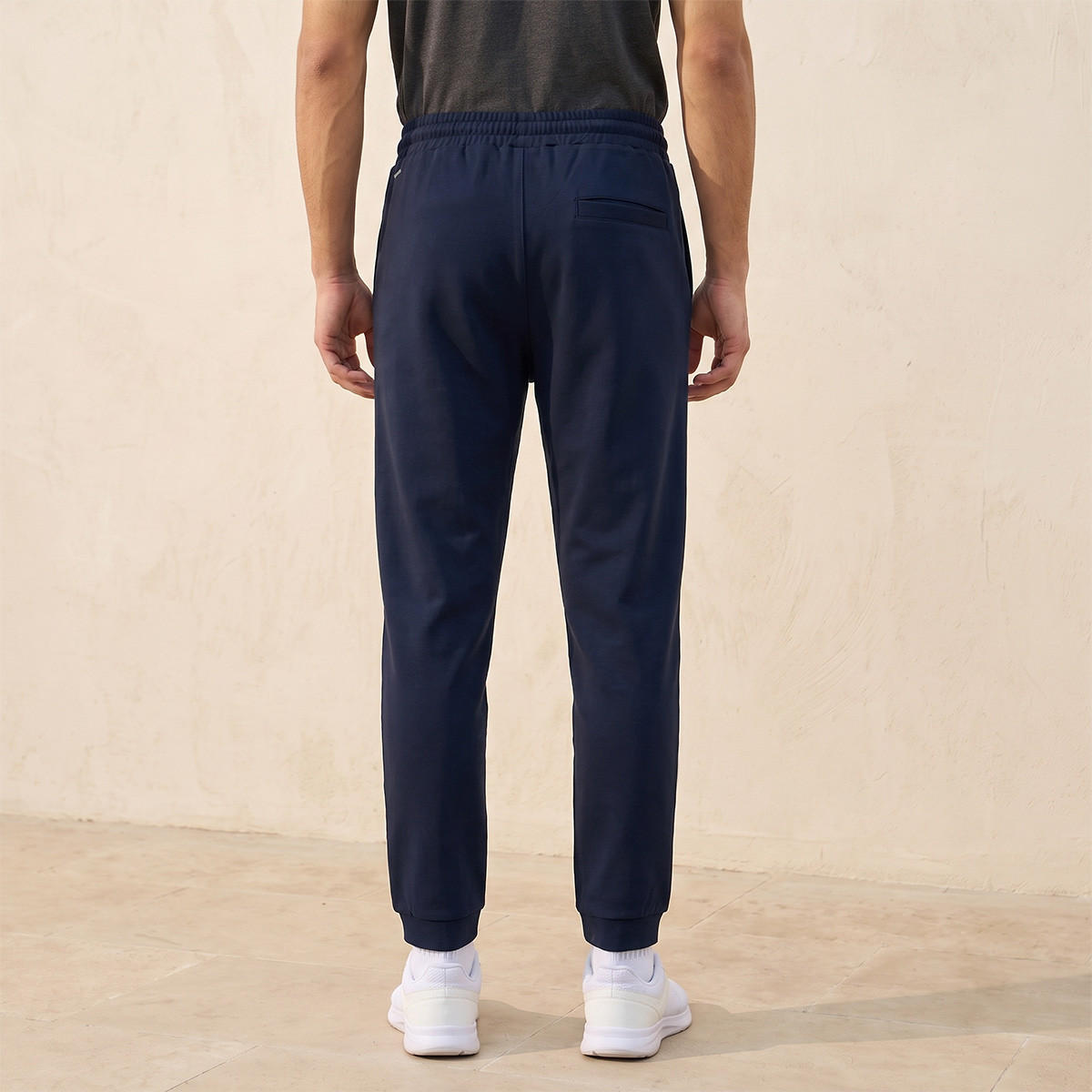 بنطلون رياضي بتفاصيل جيب ورباط-men-clothing-sportswearandactivewear-bottoms-joggers-image-3