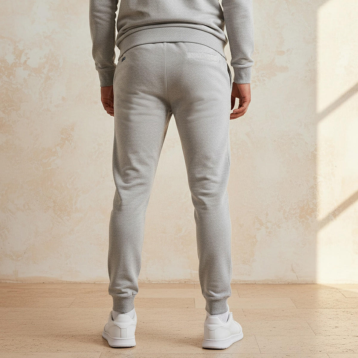 بنطلون رياضي بتفاصيل جيب ورباط-men-clothing-sportswearandactivewear-bottoms-joggers-image-2
