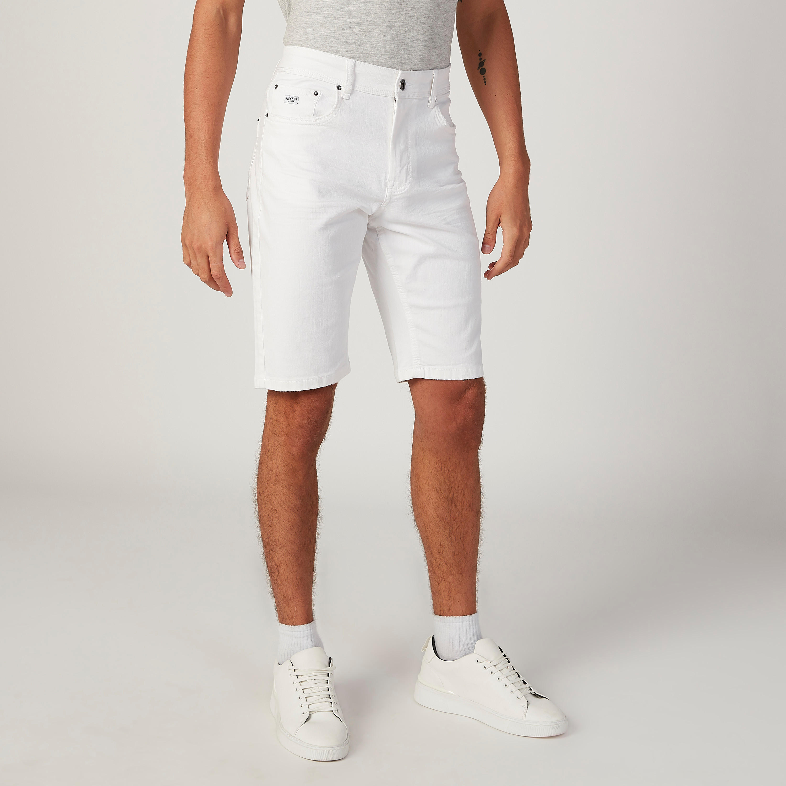 شورت دينم سادة بجيوب وحلقات للحزام-men-clothing-bottoms-shorts-image-1
