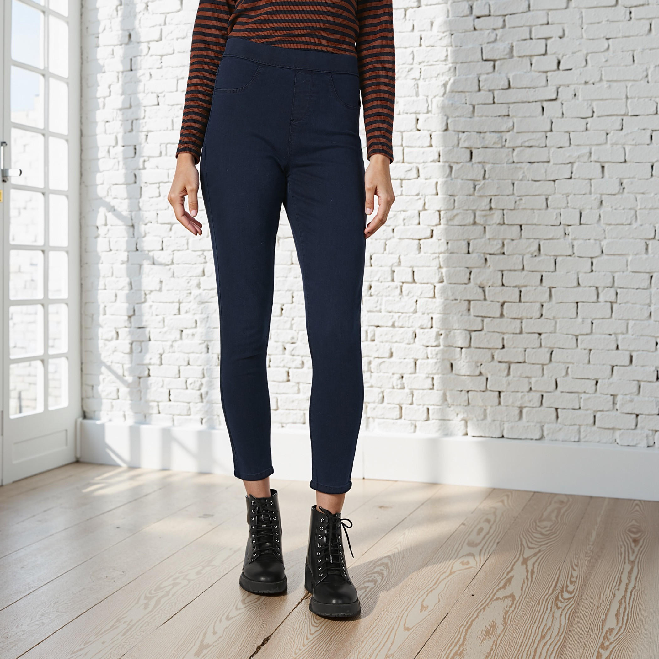 بنطلون جينز ضيّق سادة بخصر مطّاطي وجيوب من لي كوبر-women-clothing-bottoms-leggings-image-1