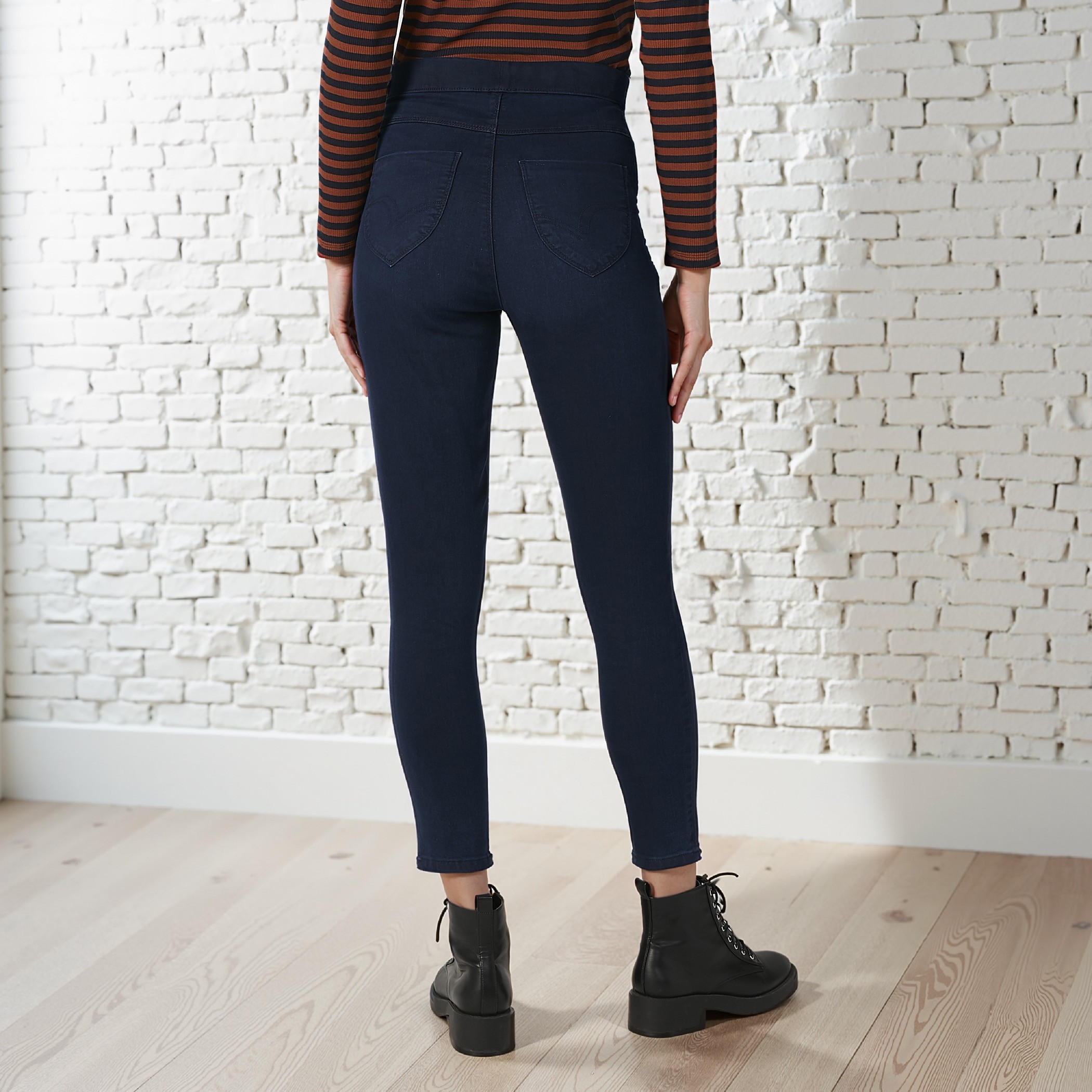 بنطلون جينز ضيّق سادة بخصر مطّاطي وجيوب من لي كوبر-women-clothing-bottoms-leggings-image-3