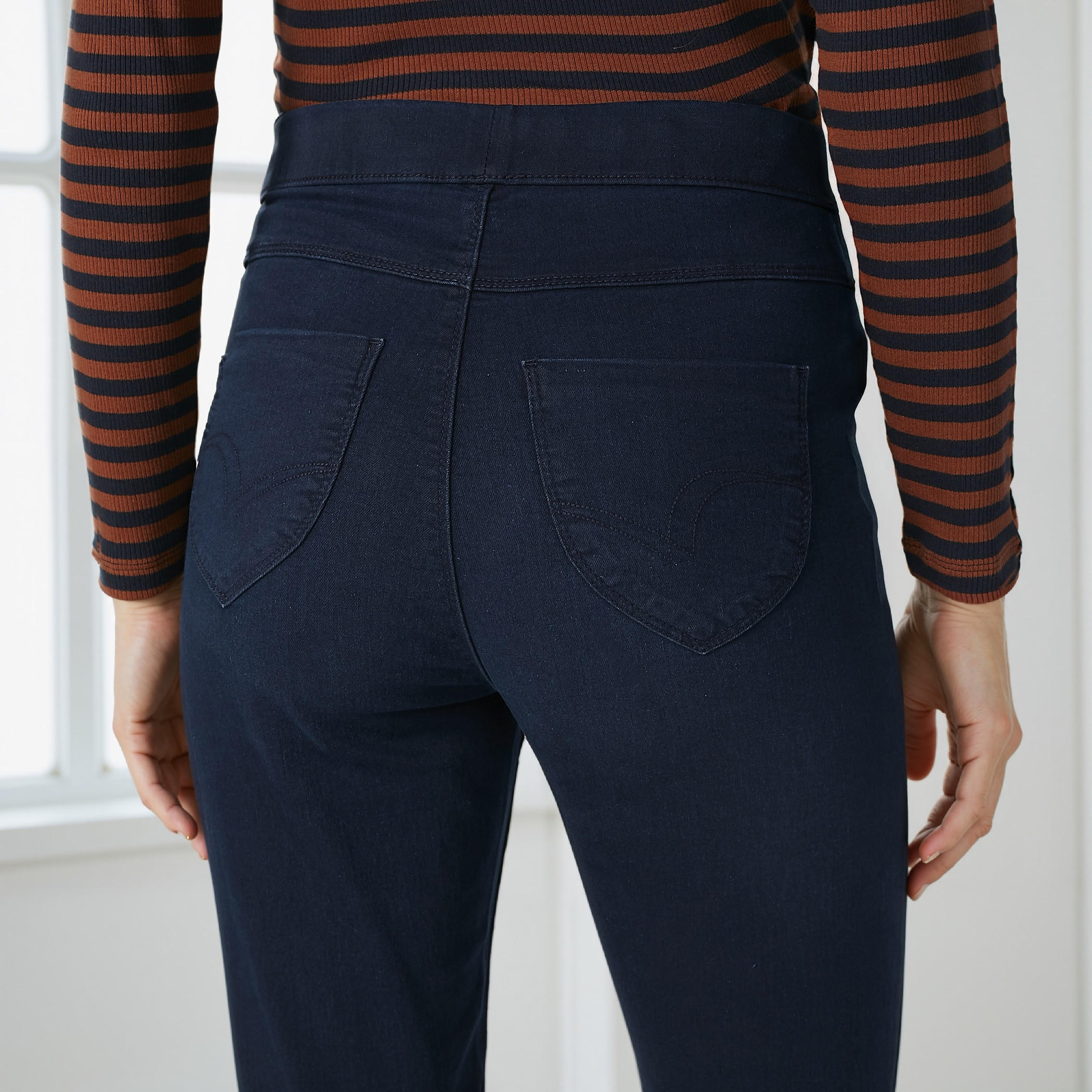 بنطلون جينز ضيّق سادة بخصر مطّاطي وجيوب من لي كوبر-women-clothing-bottoms-leggings-image-5