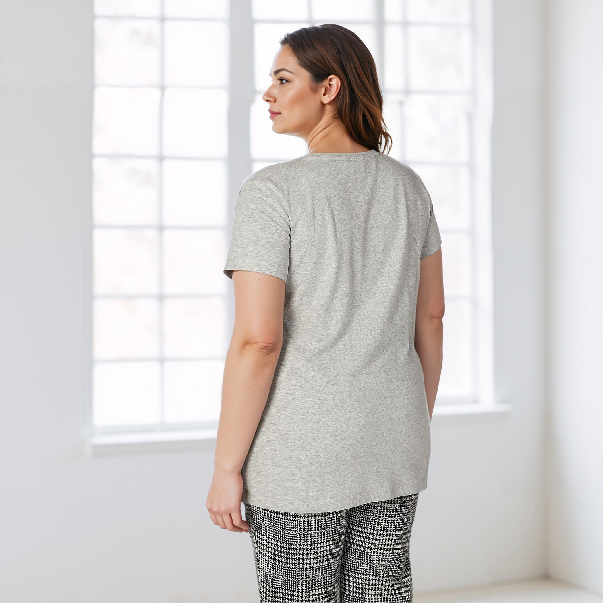 بلوزة سادة بياقة V وأكمام قصيرة-women-clothing-tshirts-image-11