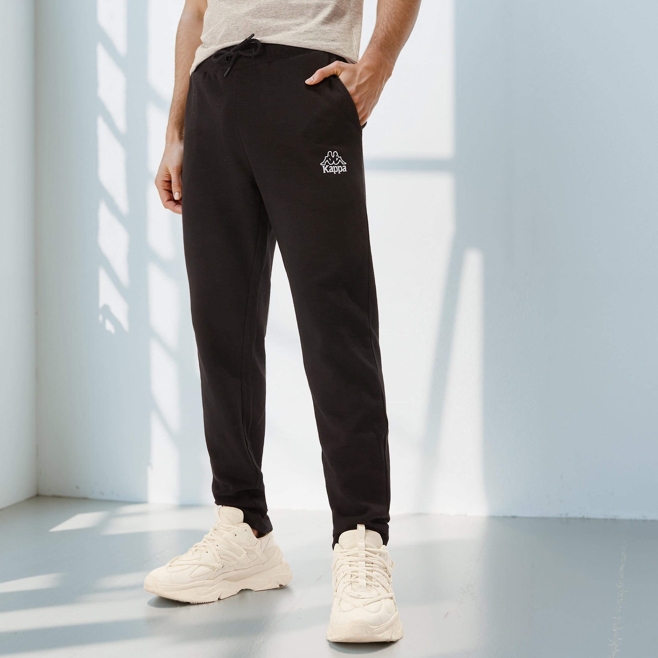 بنطلون بقصة عادية مع رباط للإغلاق وتفاصيل جيوب من كابا-men-clothing-sportswearandactivewear-bottoms-joggers-image-5