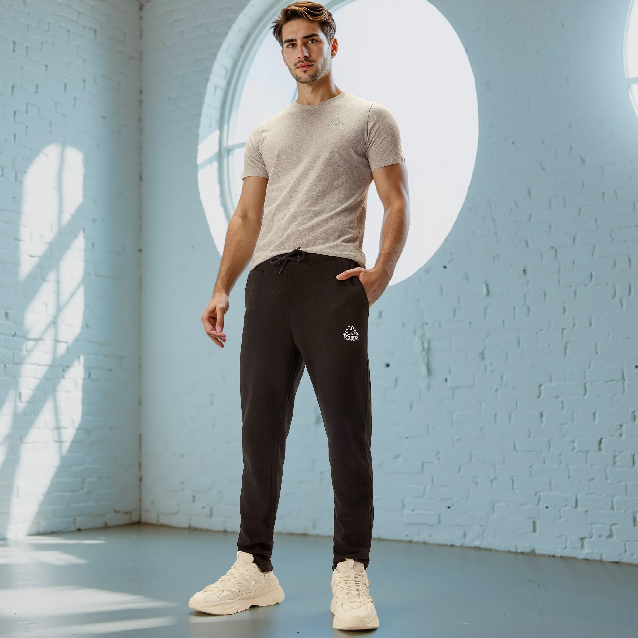 بنطلون بقصة عادية مع رباط للإغلاق وتفاصيل جيوب من كابا-men-clothing-sportswearandactivewear-bottoms-joggers-image-4
