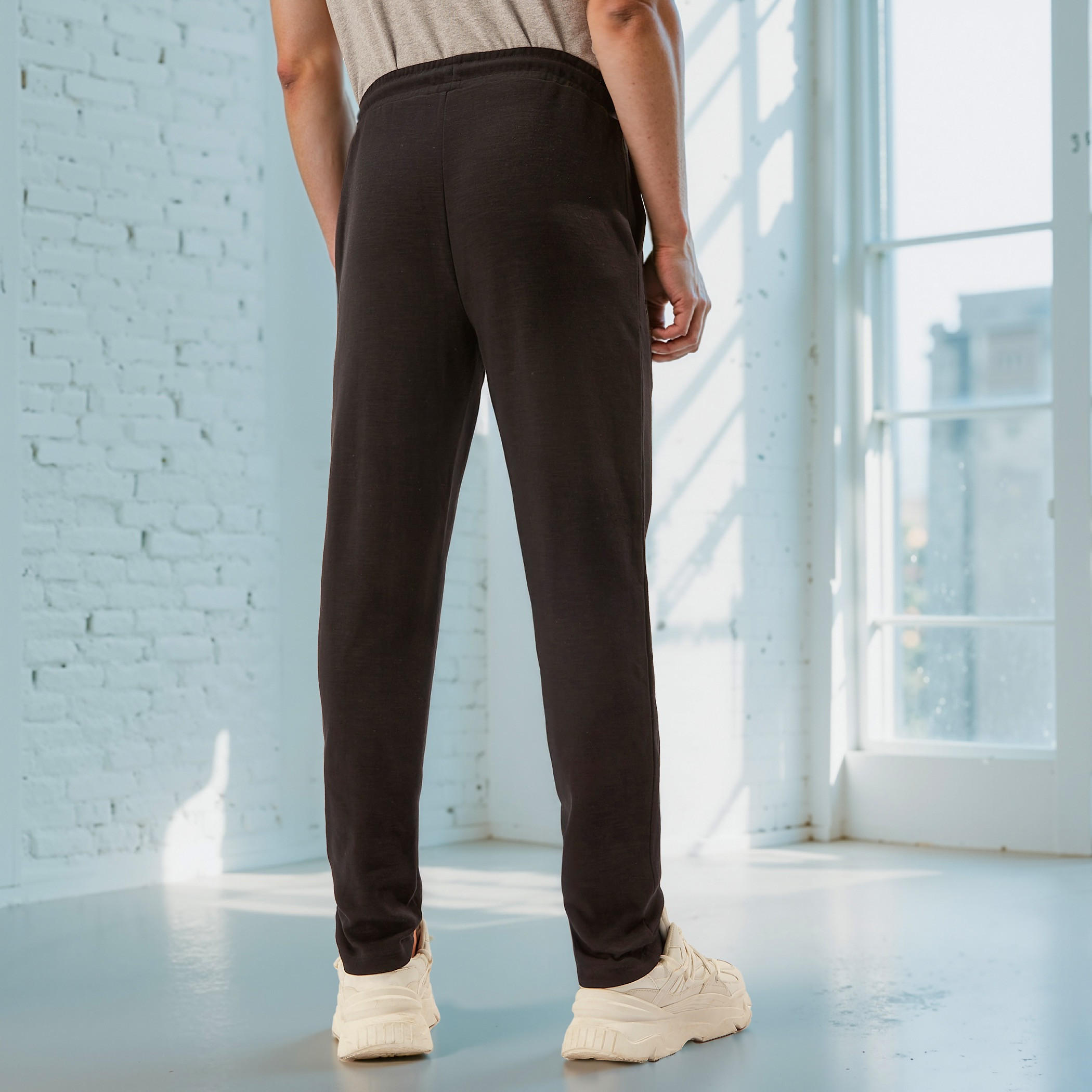 بنطلون بقصة عادية مع رباط للإغلاق وتفاصيل جيوب من كابا-men-clothing-sportswearandactivewear-bottoms-joggers-image-3