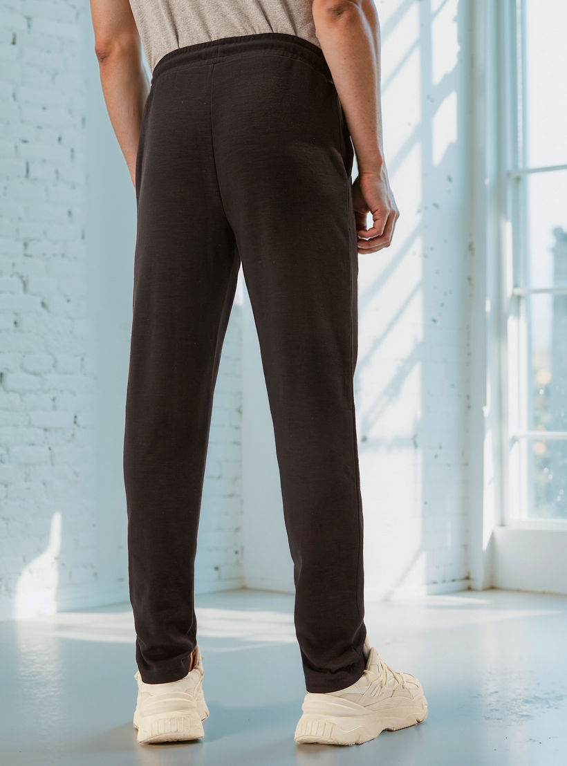 بنطلون بقصة عادية مع رباط للإغلاق وتفاصيل جيوب من كابا-men-clothing-sportswearandactivewear-bottoms-joggers-image-3