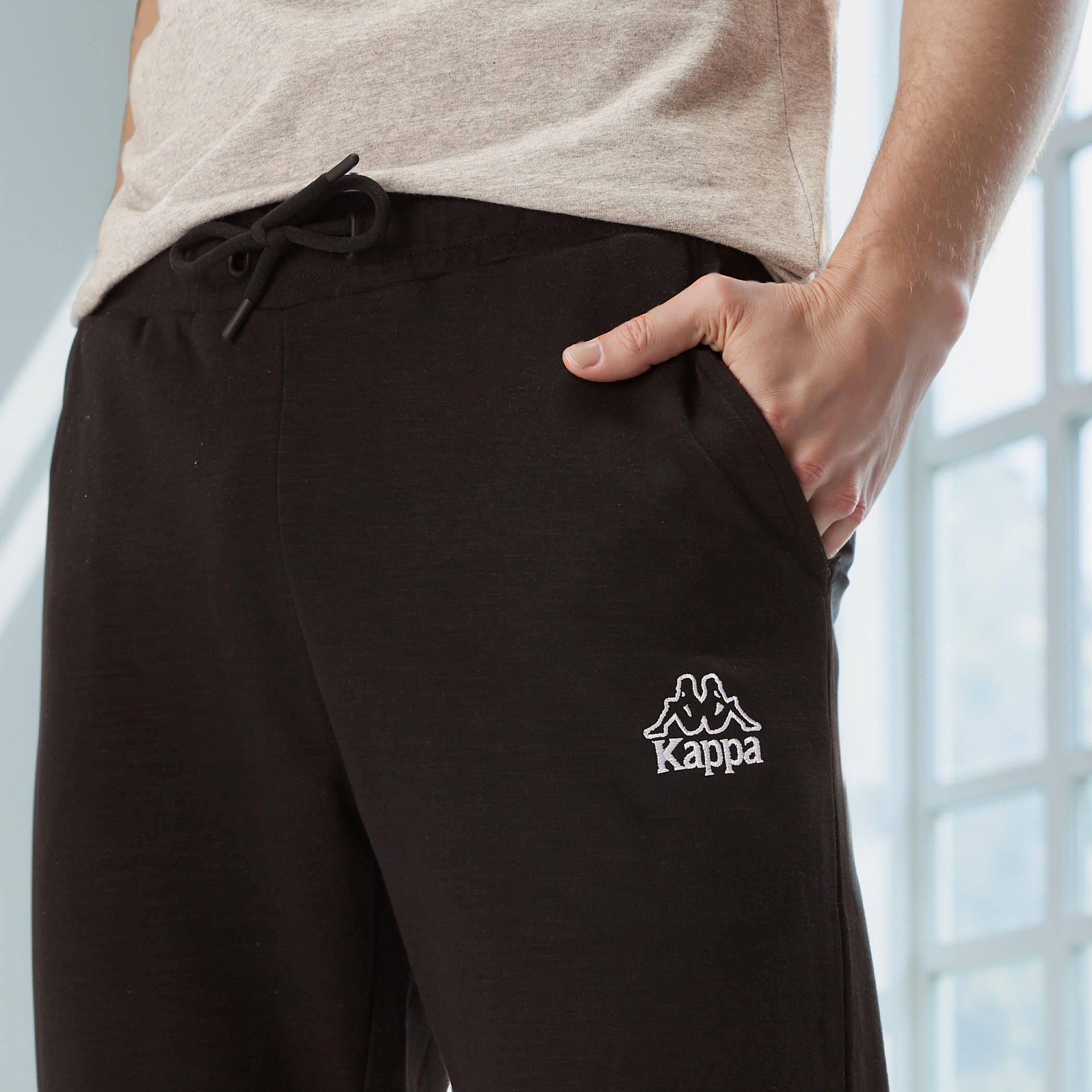 بنطلون بقصة عادية مع رباط للإغلاق وتفاصيل جيوب من كابا-men-clothing-sportswearandactivewear-bottoms-joggers-image-2