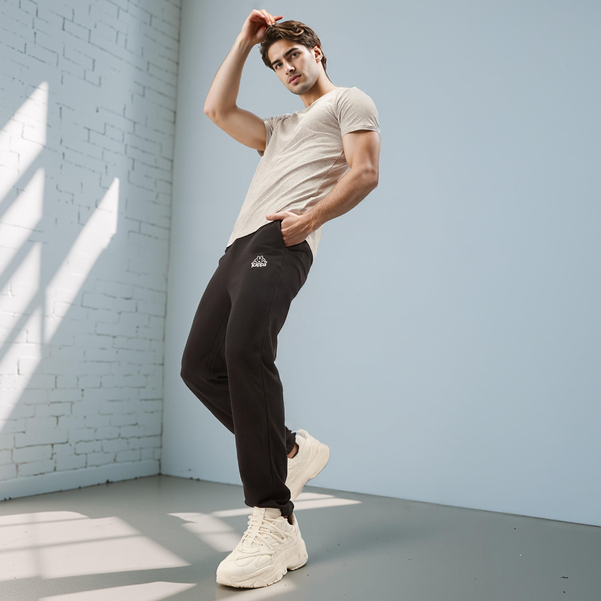 بنطلون بقصة عادية مع رباط للإغلاق وتفاصيل جيوب من كابا-men-clothing-sportswearandactivewear-bottoms-joggers-image-1