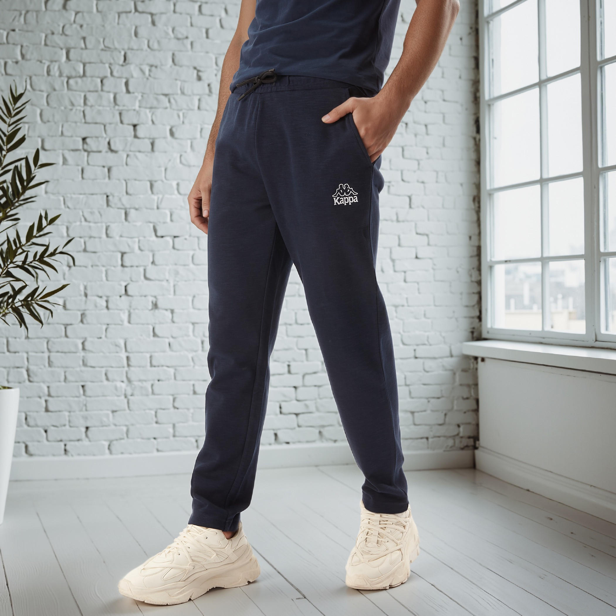 بنطلون بقصة عادية مع رباط للإغلاق وتفاصيل جيوب من كابا-men-clothing-sportswearandactivewear-bottoms-joggers-image-1