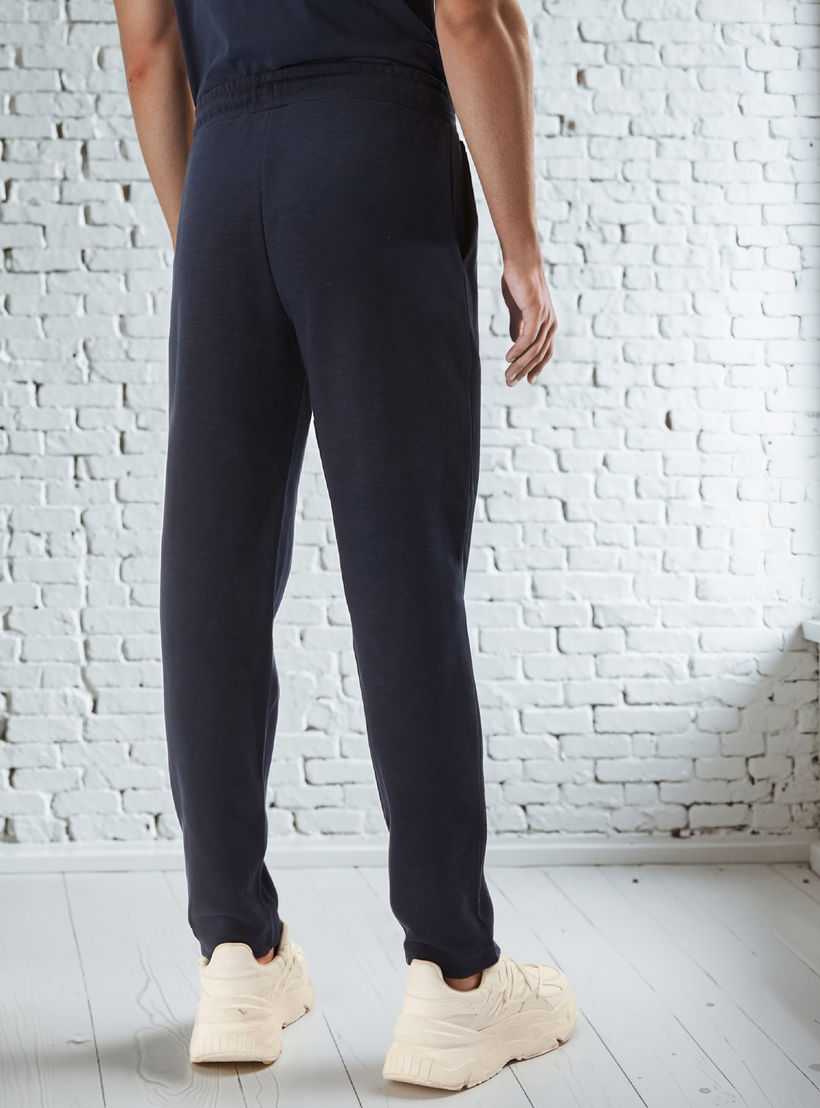 بنطلون بقصة عادية مع رباط للإغلاق وتفاصيل جيوب من كابا-men-clothing-sportswearandactivewear-bottoms-joggers-image-4