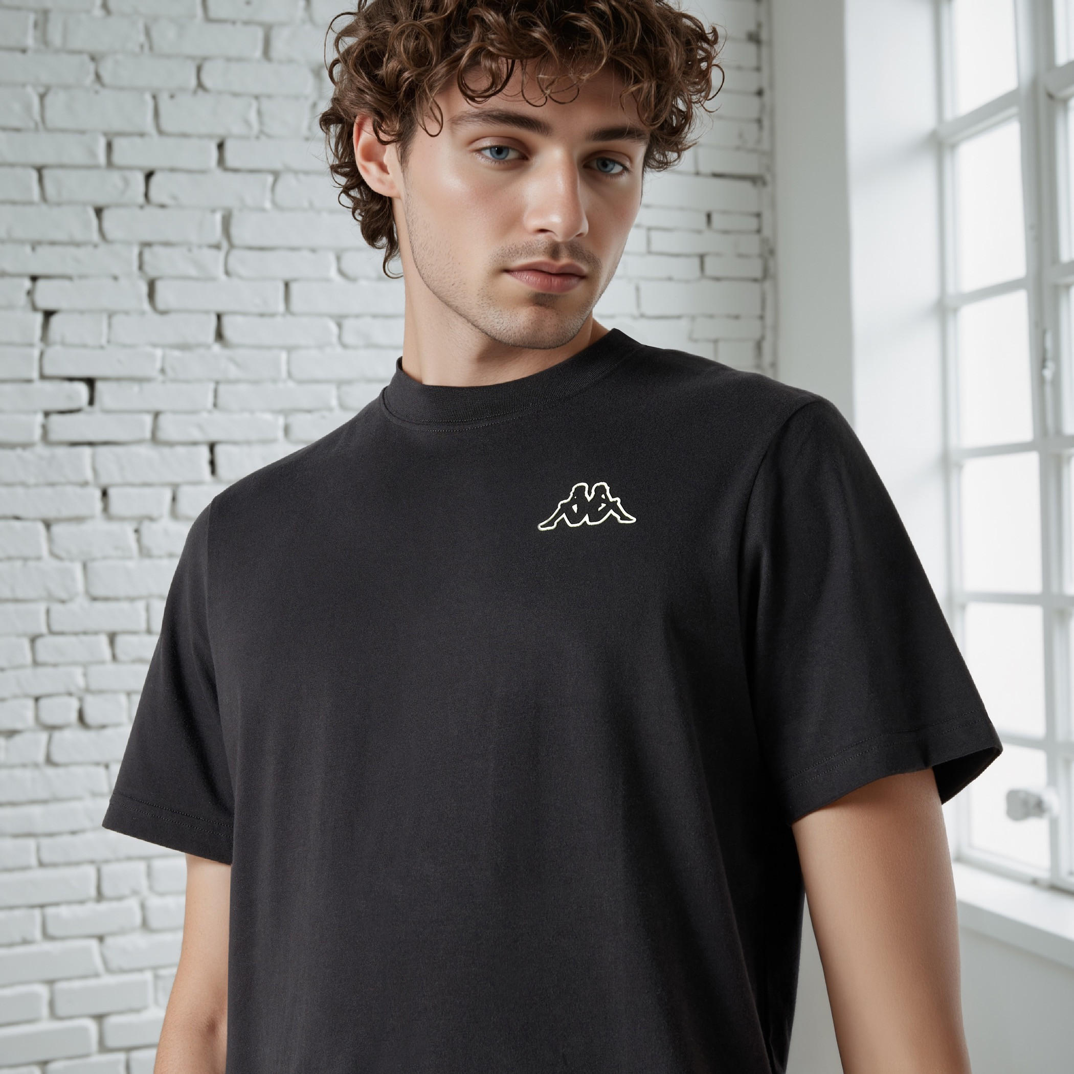 تيشيرت بقصّة مريحة وياقة ضيّقة وأكمام قصيرة من كابا-men-clothing-sportswearandactivewear-tshirtsandpolos-image-4